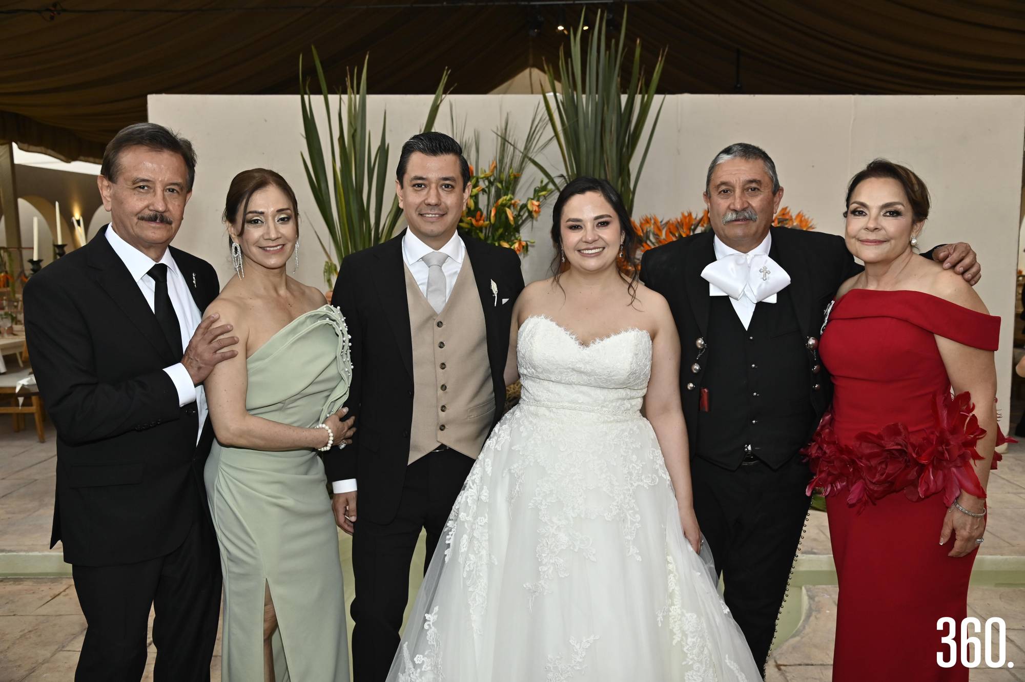 $!Los novios con Pedro Arguindegui Torres y Martha Alicia Torres Espinoza, Carlos Pascual Islas y Gloria RRuizesparza Gutiérrez.