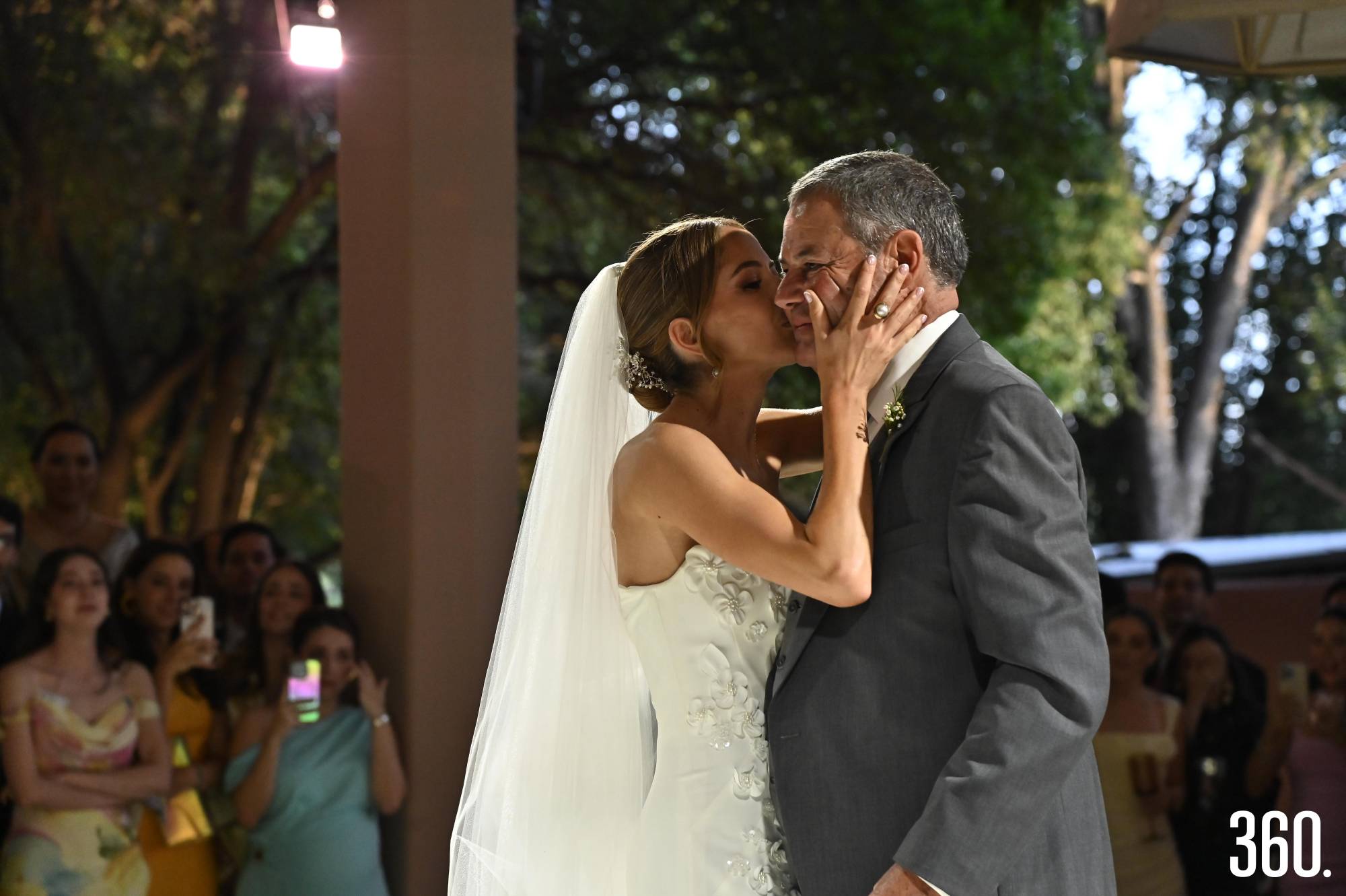 $!Elena besó a su papá cuando bailaron.