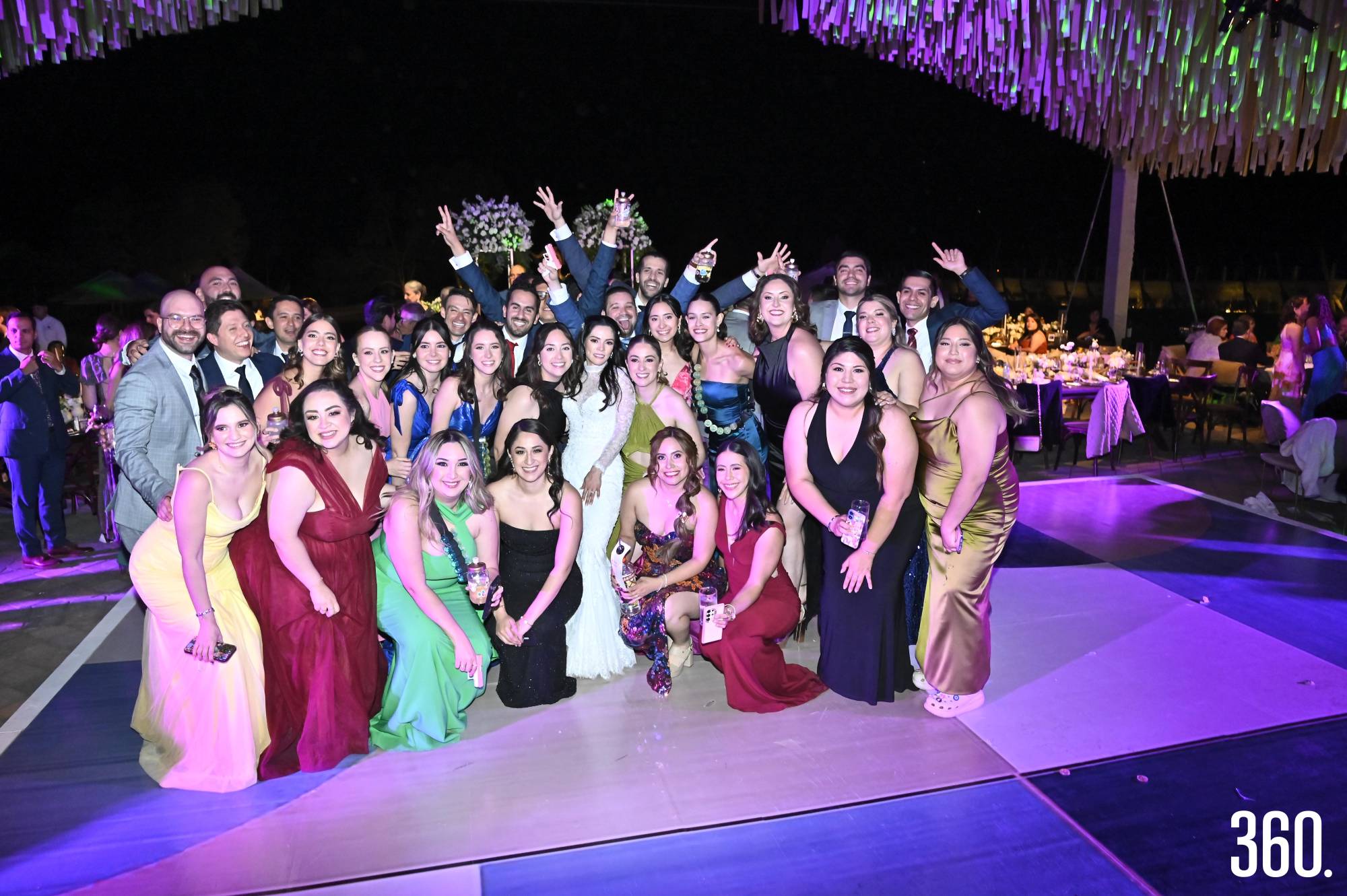 $!Anahí con amigos y amigas.