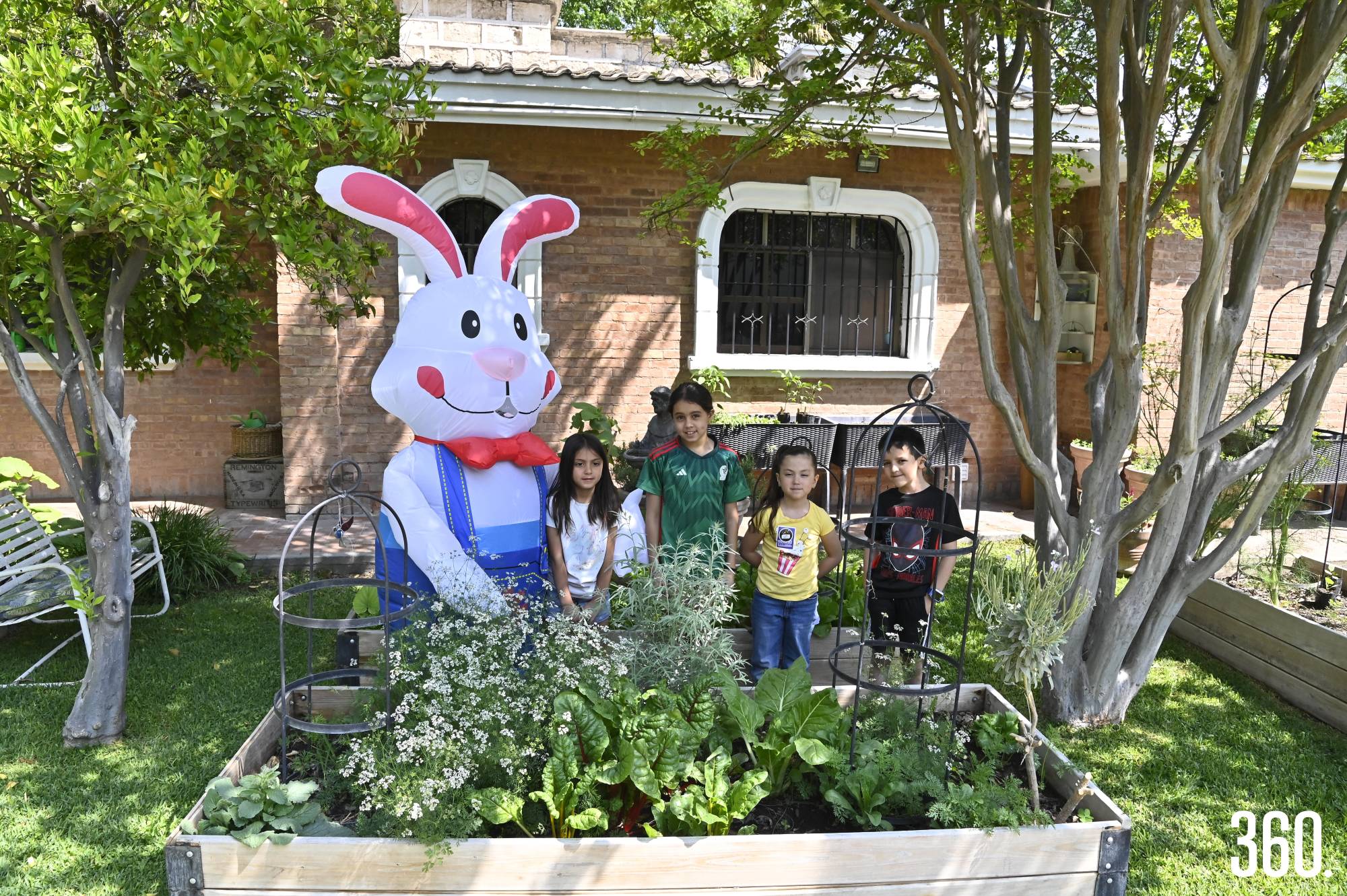 $!Disfrutaron de actividades al aire libre en el huerto.