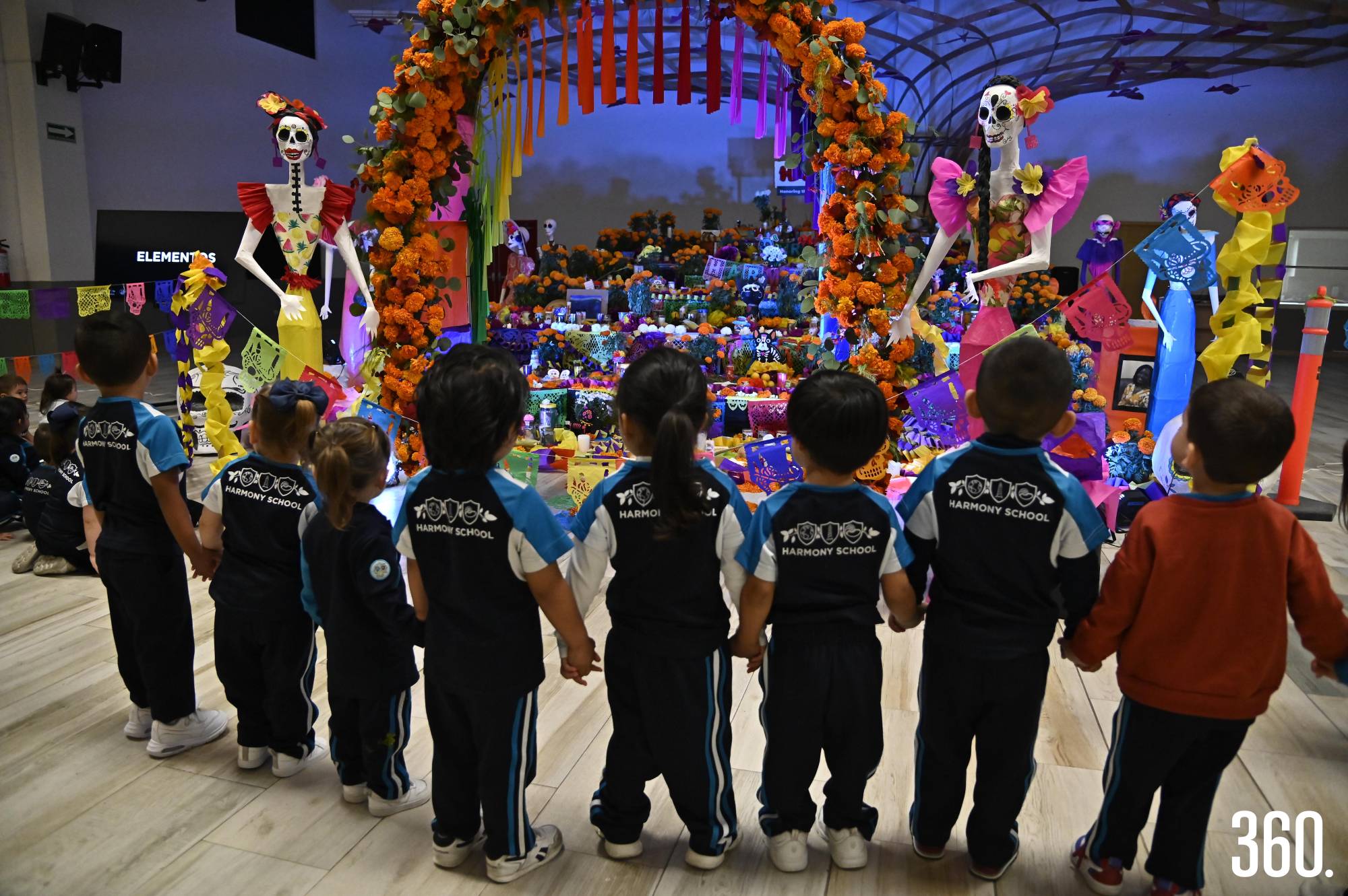 $!Los alumnos apreciaron cada detalle del altar.