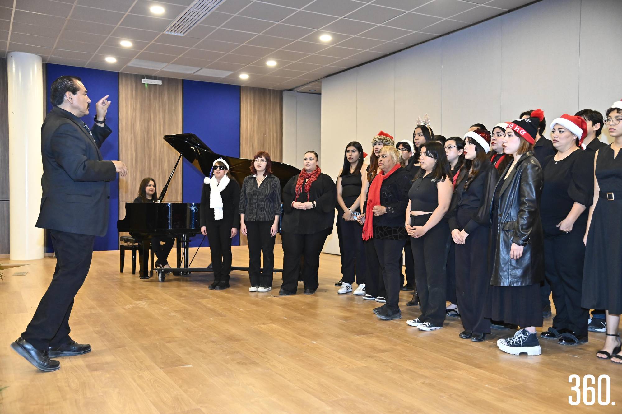 $!Integrantes del coro interpretando villancicos previo a sus presentaciones decembrinas.