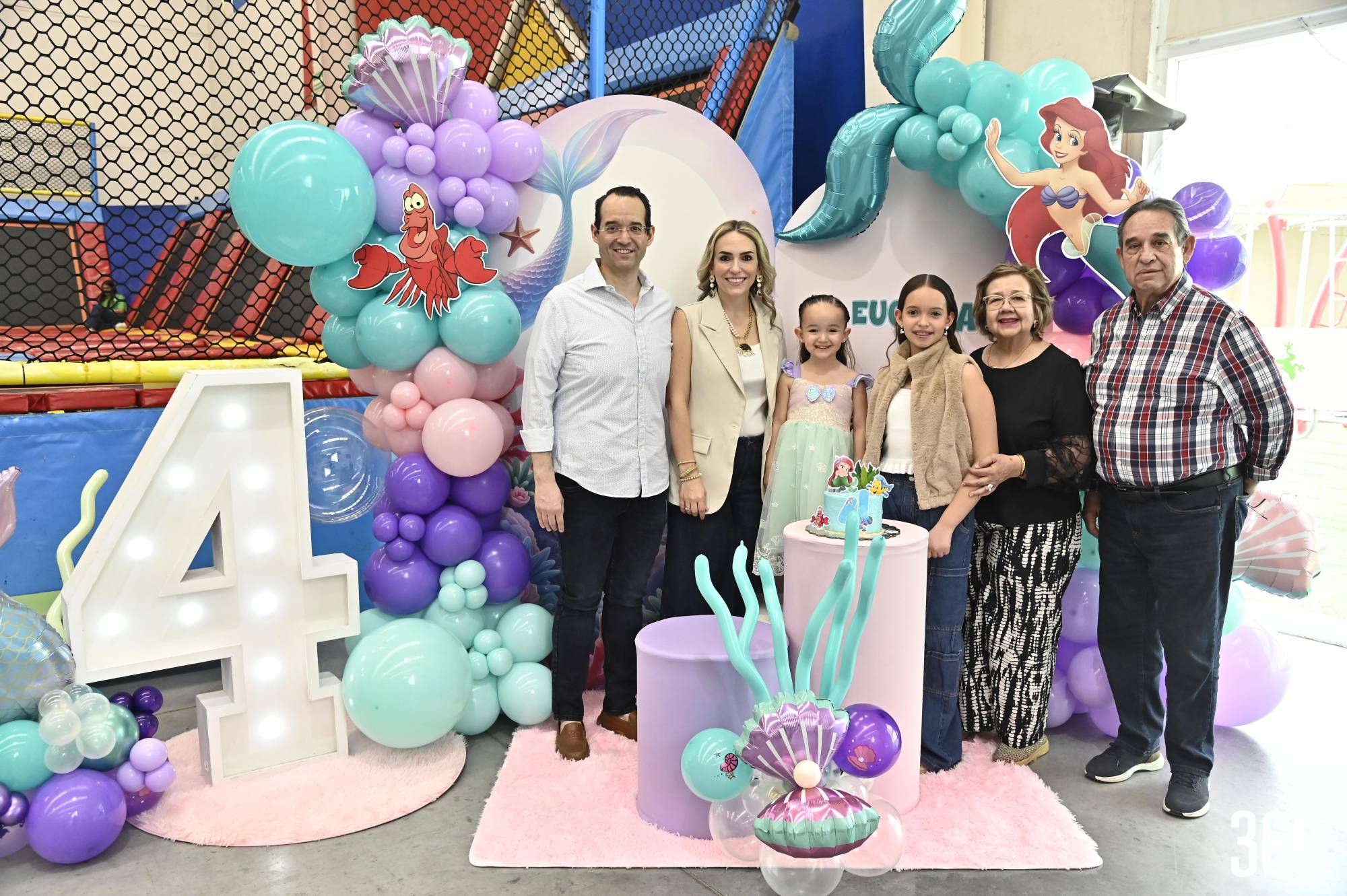 $!Javier Díaz, María Inés Valdés, papás de Eugenia, Eugenia y su hermana Emilia, sus abuelos Efraín Díaz y Lety Suday.