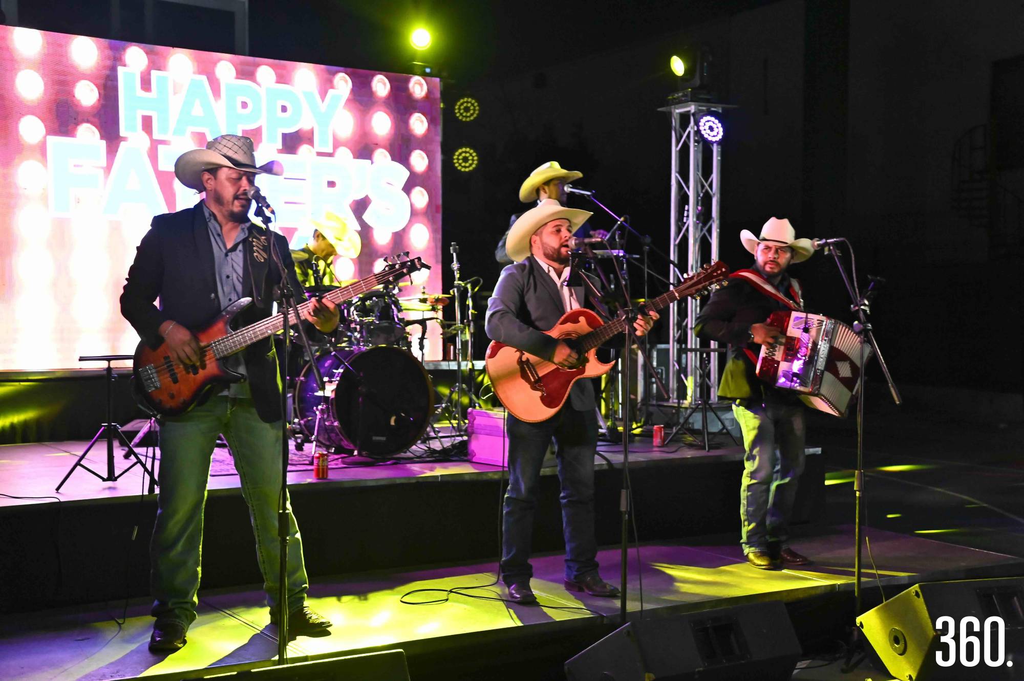 $!Un grupo norteño amenizó el evento y puso a todos a cantar.