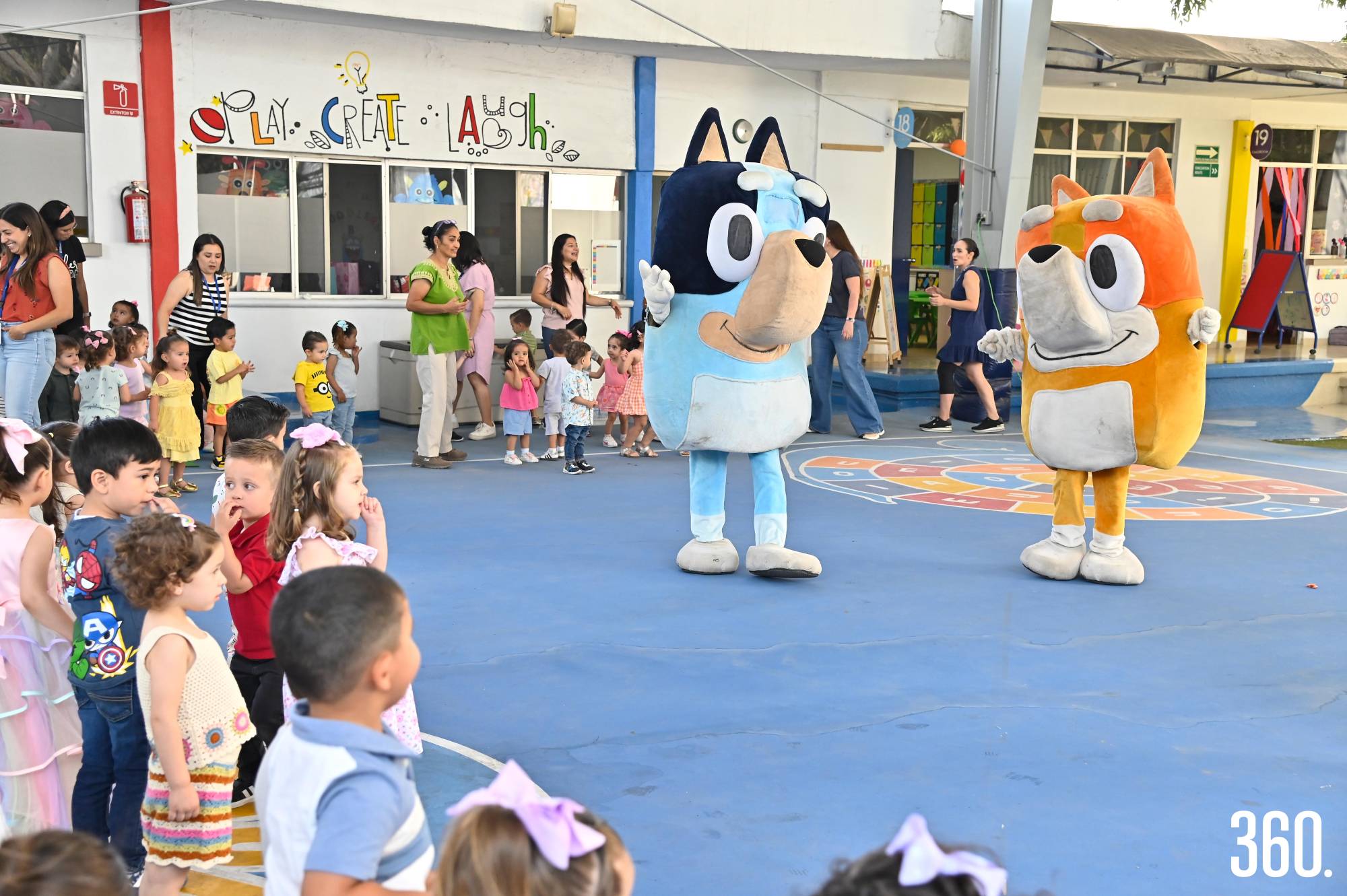 $!Bluey y Bingo se presentaron con los niños de kínder.