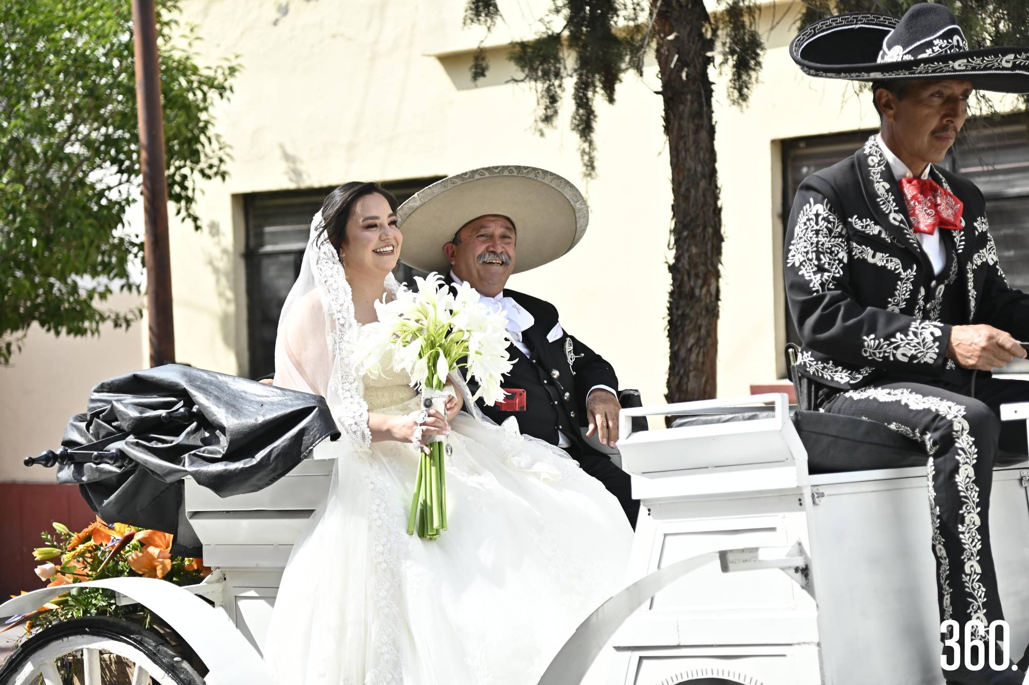 $!Del brazo de su padre, Marifer llegó al altar.