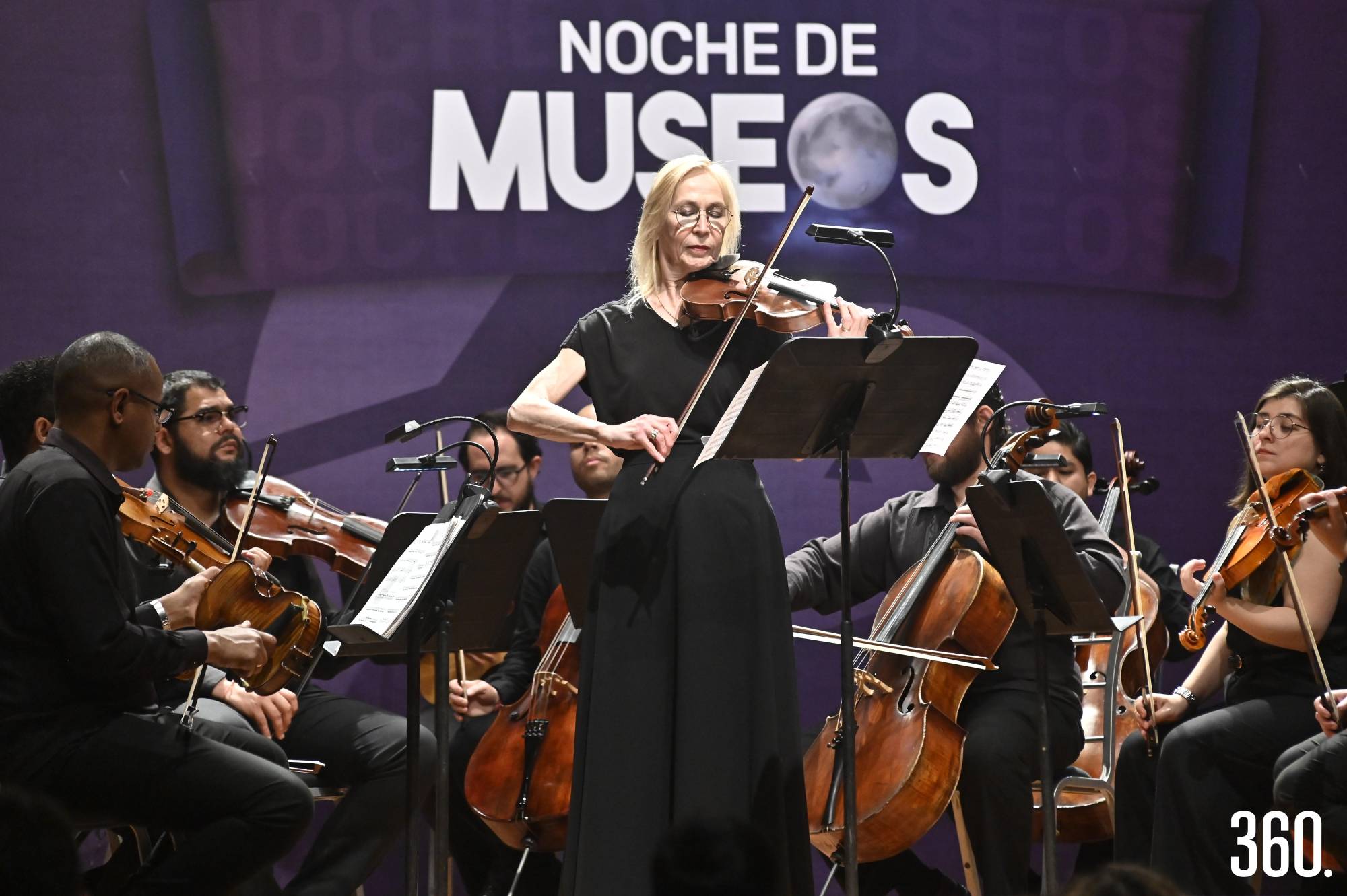 $!La Orquesta Filarmónica del Desierto llenó de música el Museo de las Aves durante la sexta edición de Noches de Museos.