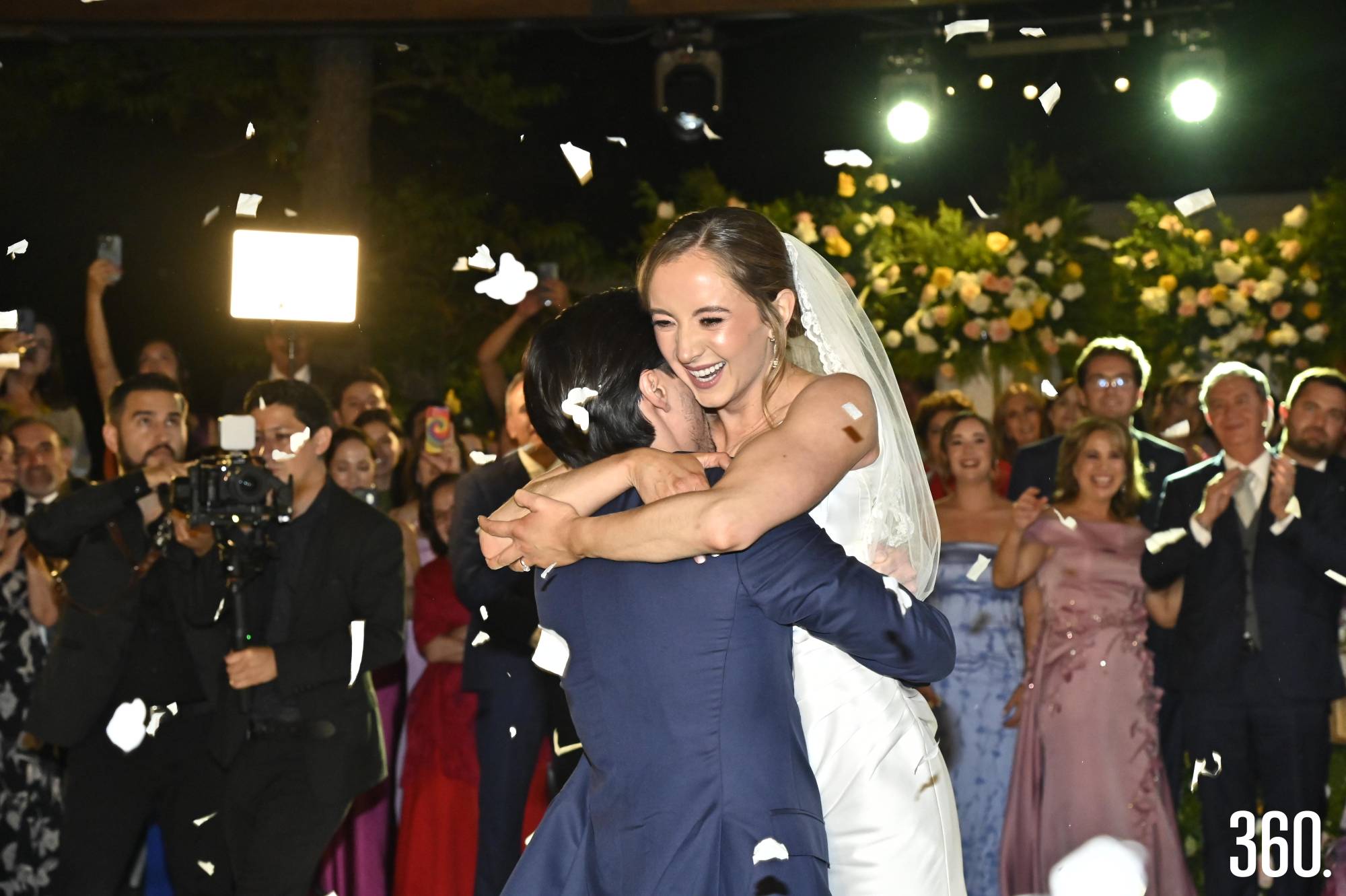 $!Los invitados celebraron a los recién casados.