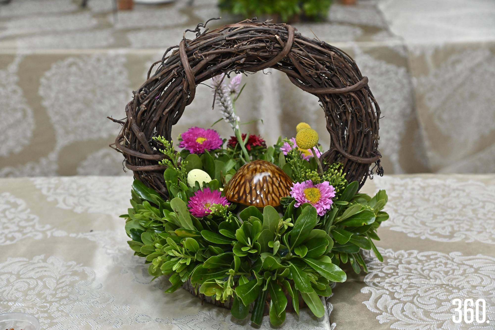 $!La canasta aporta un toque natural a la composición de la mesa.