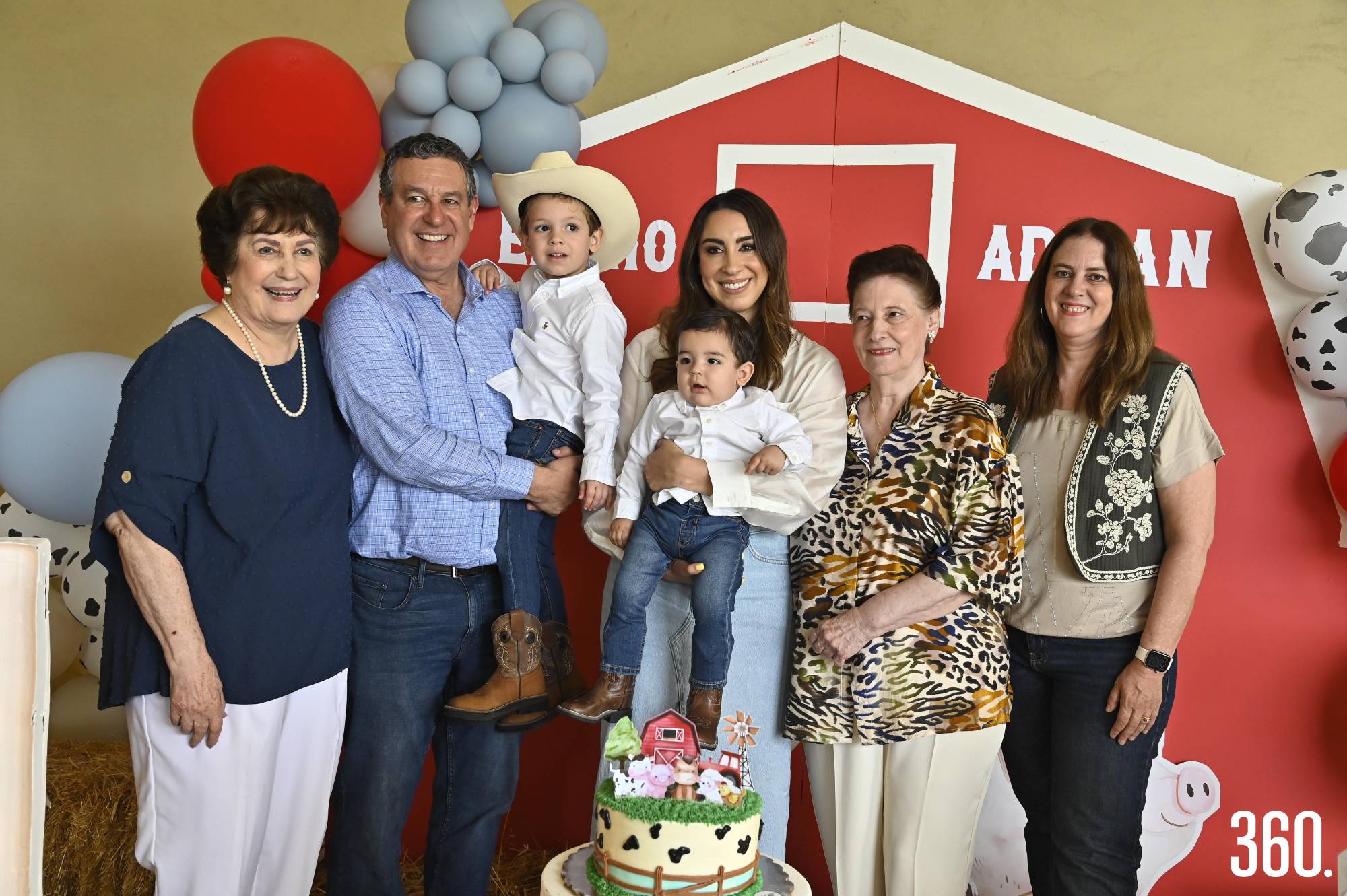 $!Familiares y amigos los acompañaron en este día especial.