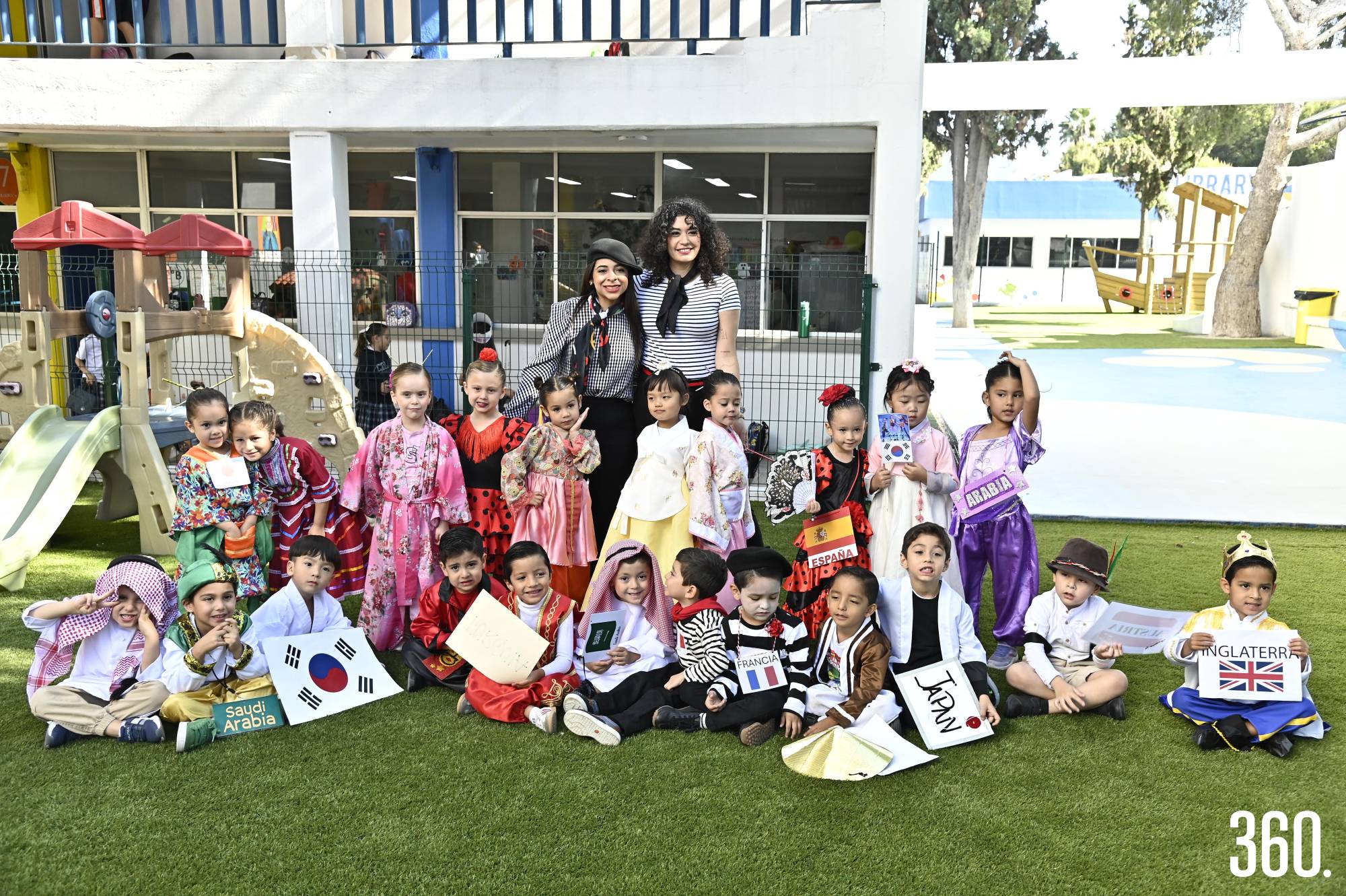 $!Miss Regina Cárdenas y Miss Carolina Ramírez con su grupo de 2 A.