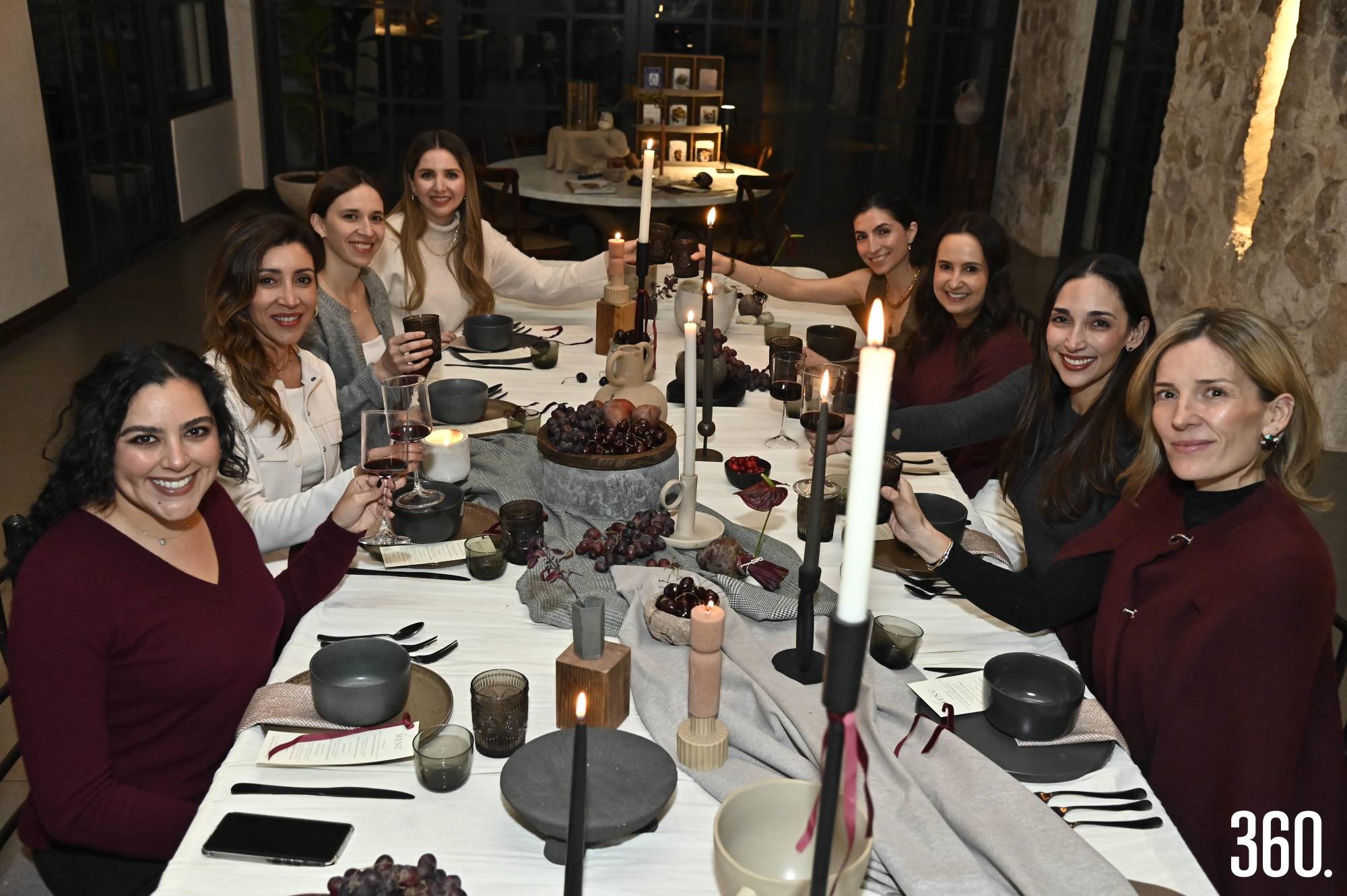 $!Ocho amigas alrededor de la mesa: el momento en que la cocina cumple su propósito y se vuelve convivencia.