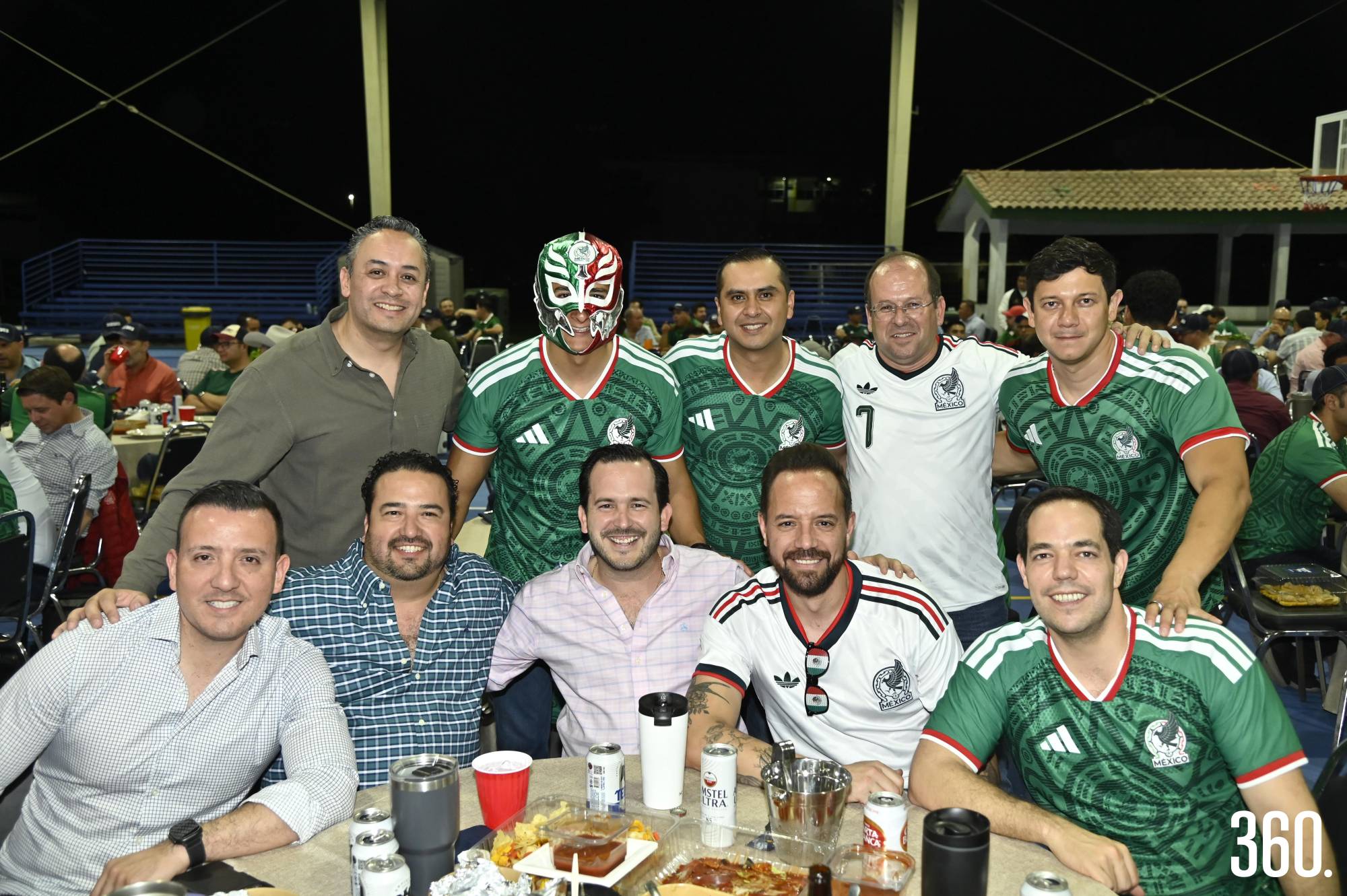 $!Papás del Colam con toda la actitud celebrando su día y el triunfo de México.