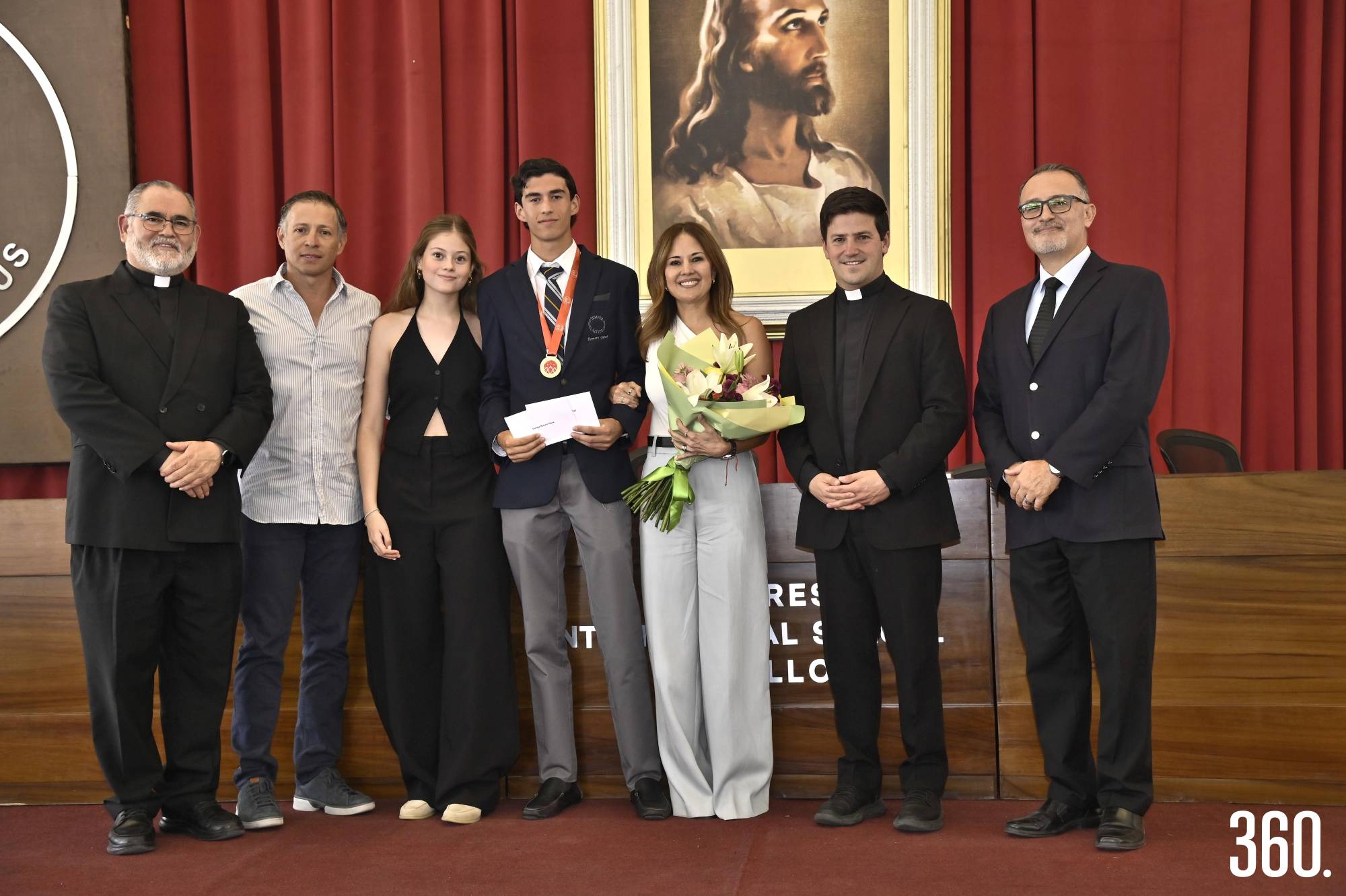 $!Ganador de la medalla Semper Altius, Enrique Romero con sus papás y autoridades del Cumbres.