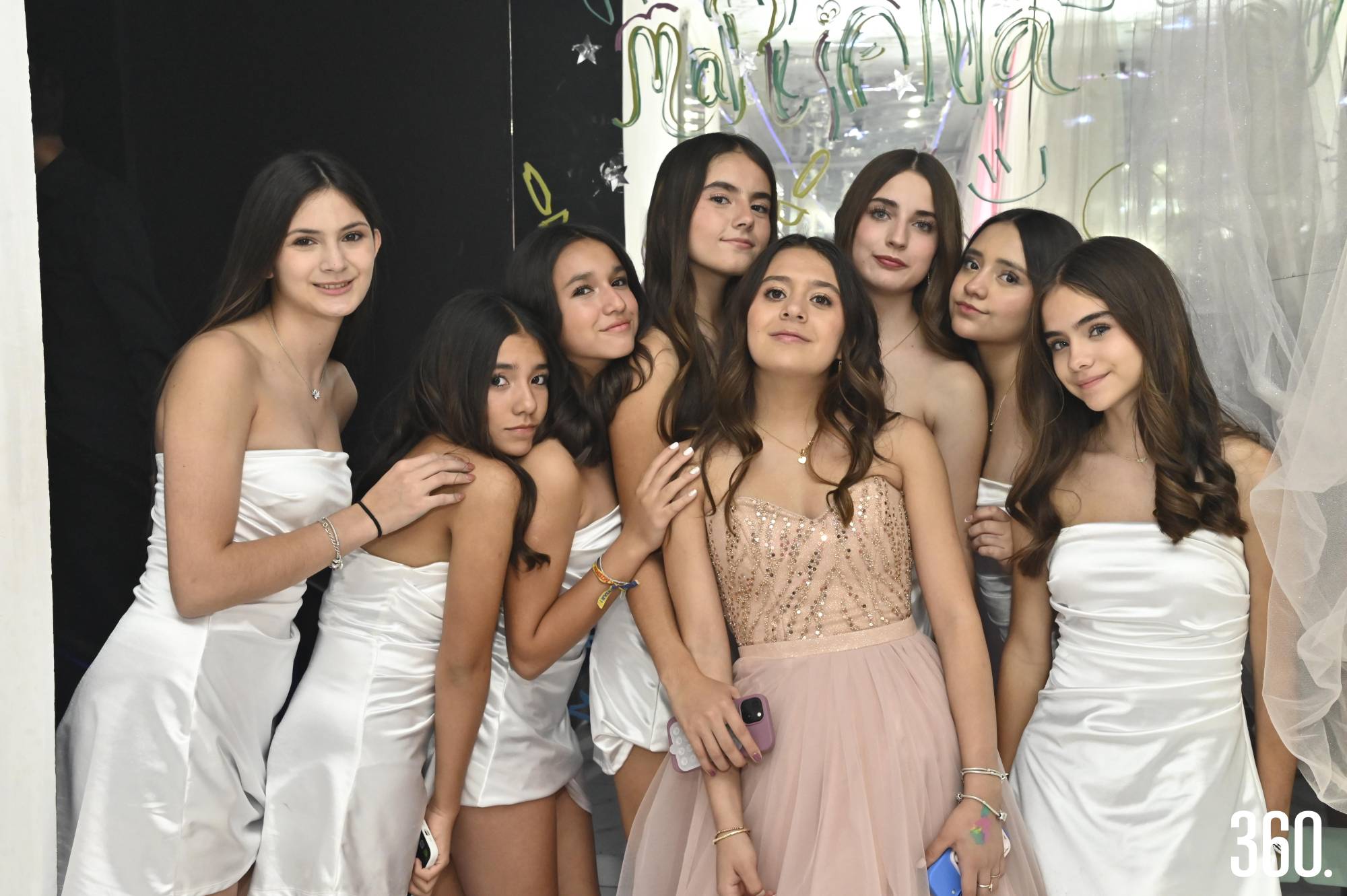 $!Mariana con sus damas de honor.