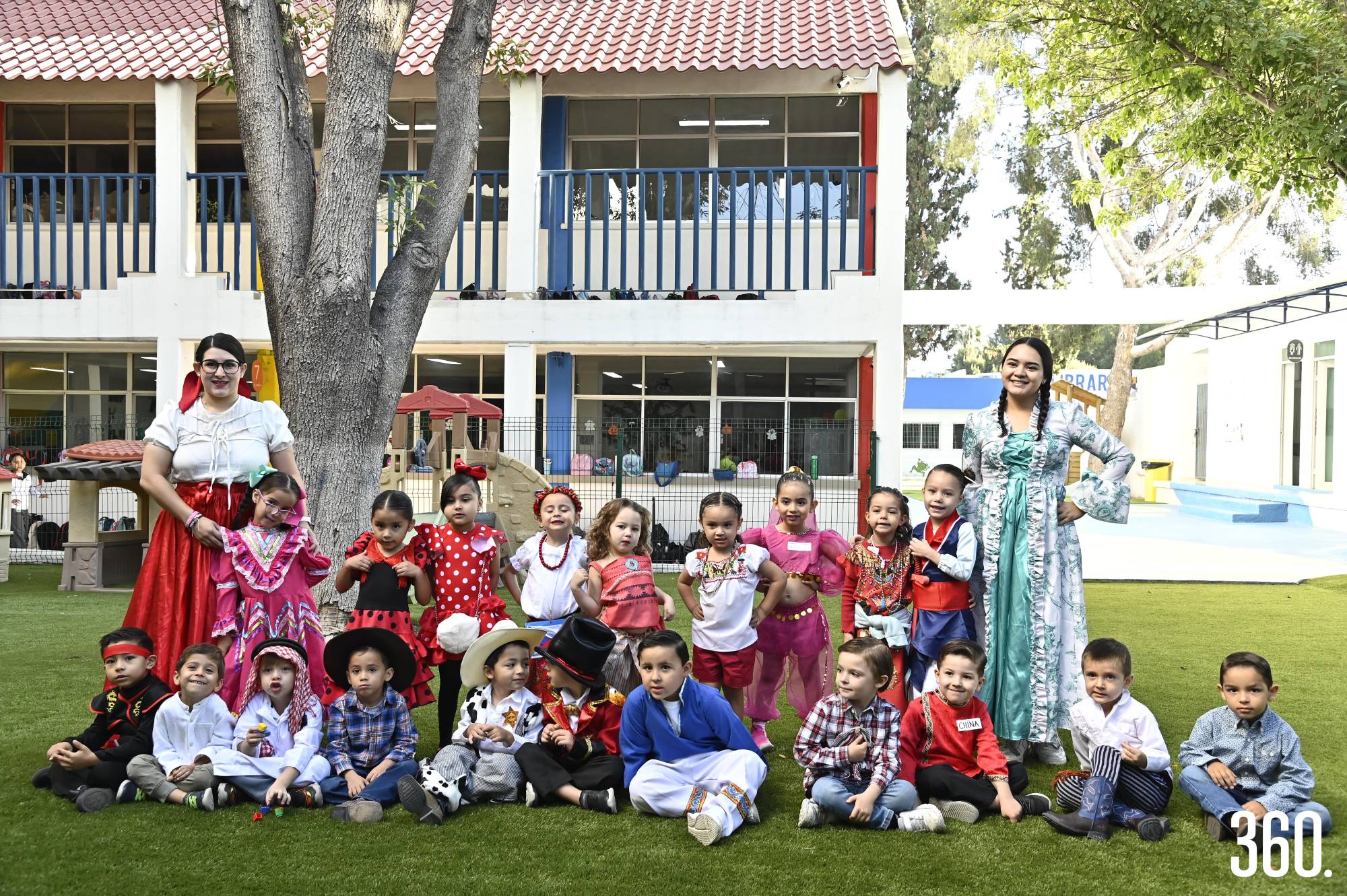 $!Miss Edith Cornejo y Miss Silvia de León con su grupo de 2 D.