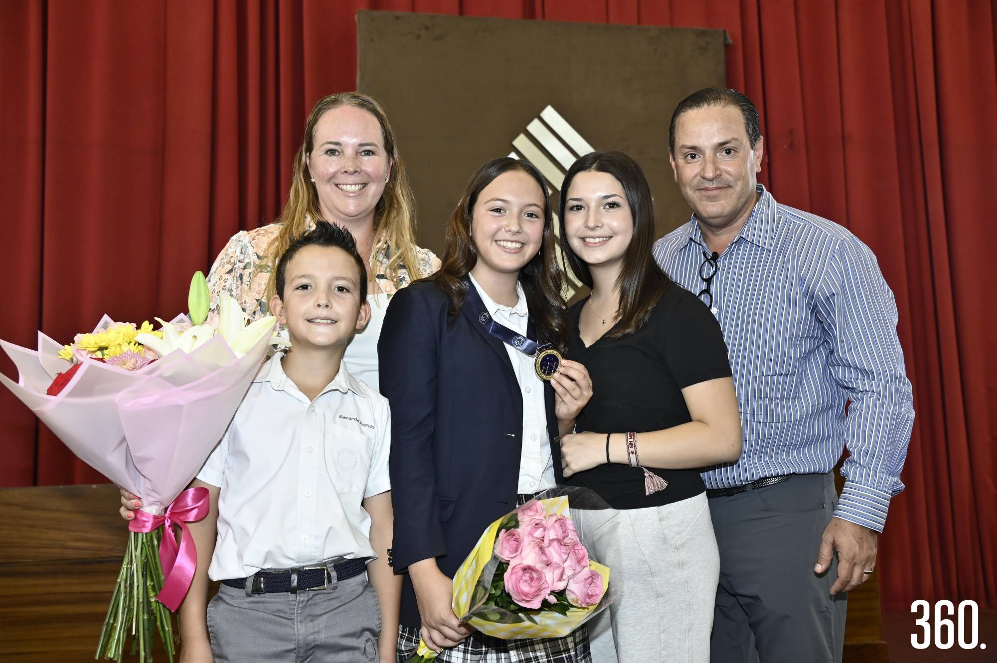 $!Ganadora de la medalla Semper Altius, Marian Ramos acompañada de su familia.