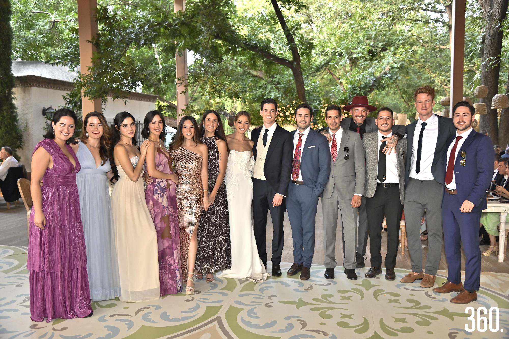 $!Los recién casados junto a sus amigos.