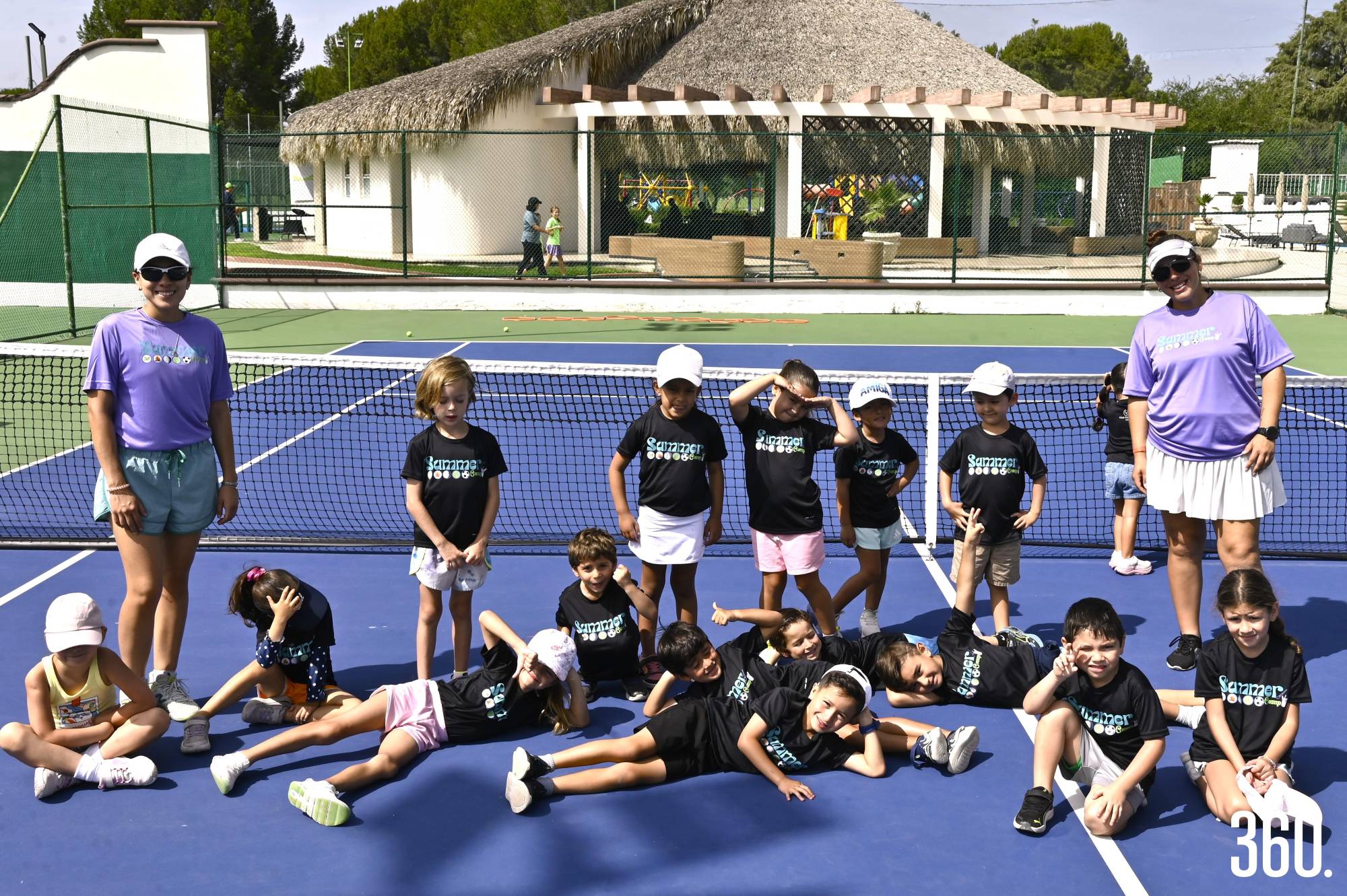 $!Niños de 5 y 6 años tomaron clases de tenis en el campamento de verano.