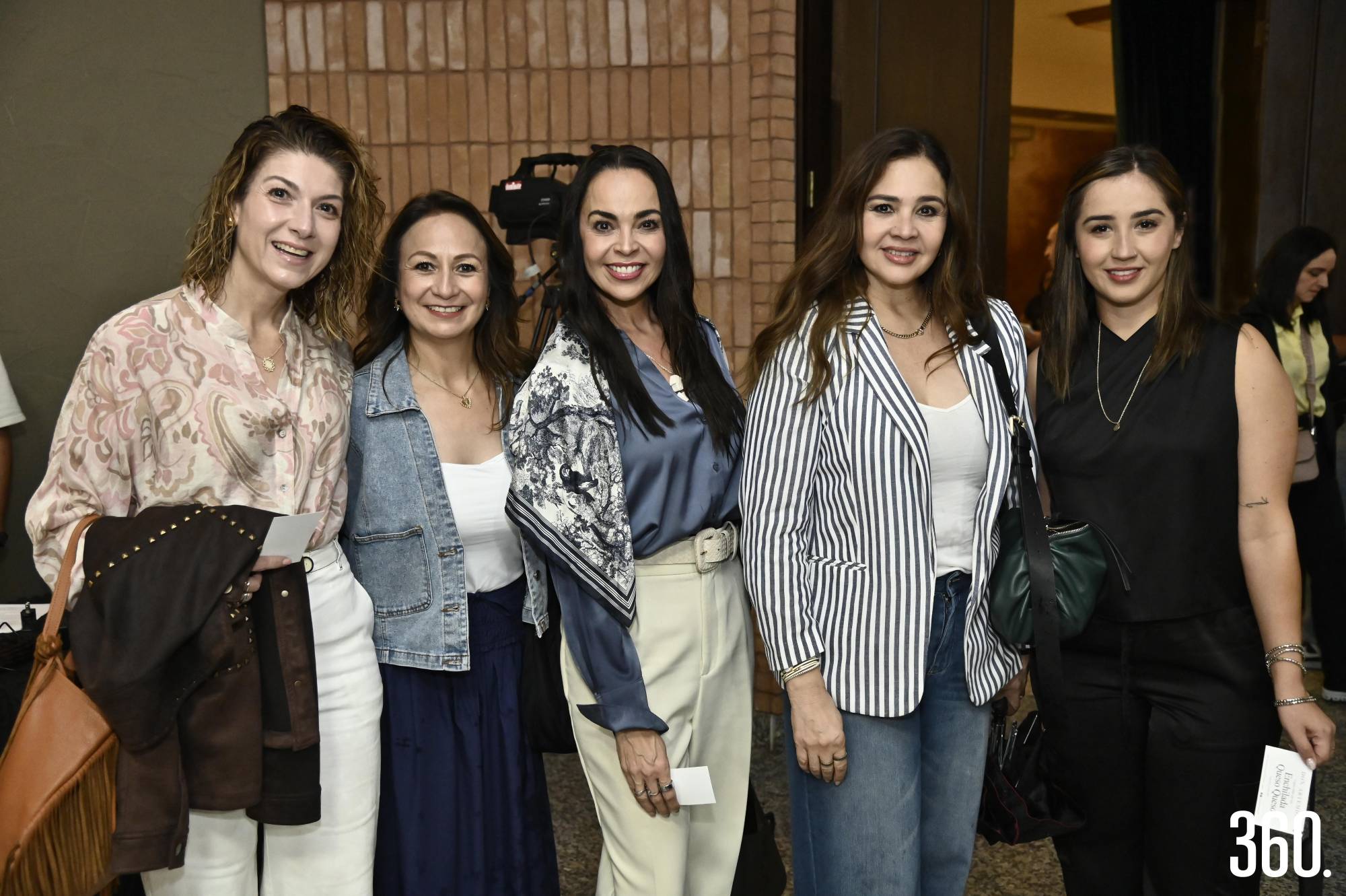 $!Verónica Abramo, Nuria Uribe, Laura y Maricarmen Farias con Ale Rodríguez.