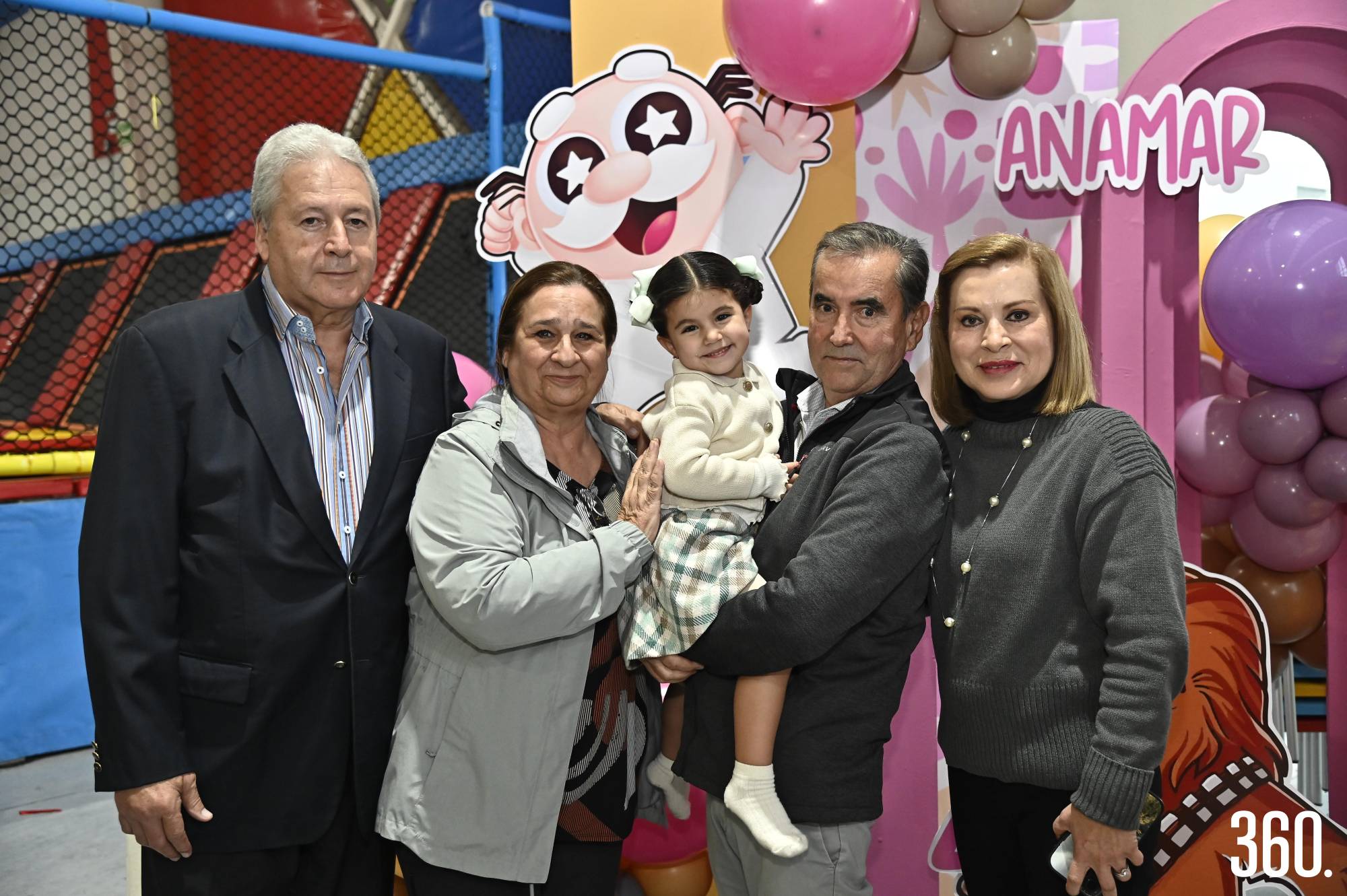 $!Anamar acompañada de sus abuelos Chema Fraustro, Beatriz Dávila, Ricardo Morales y Gabriela Arroyo.