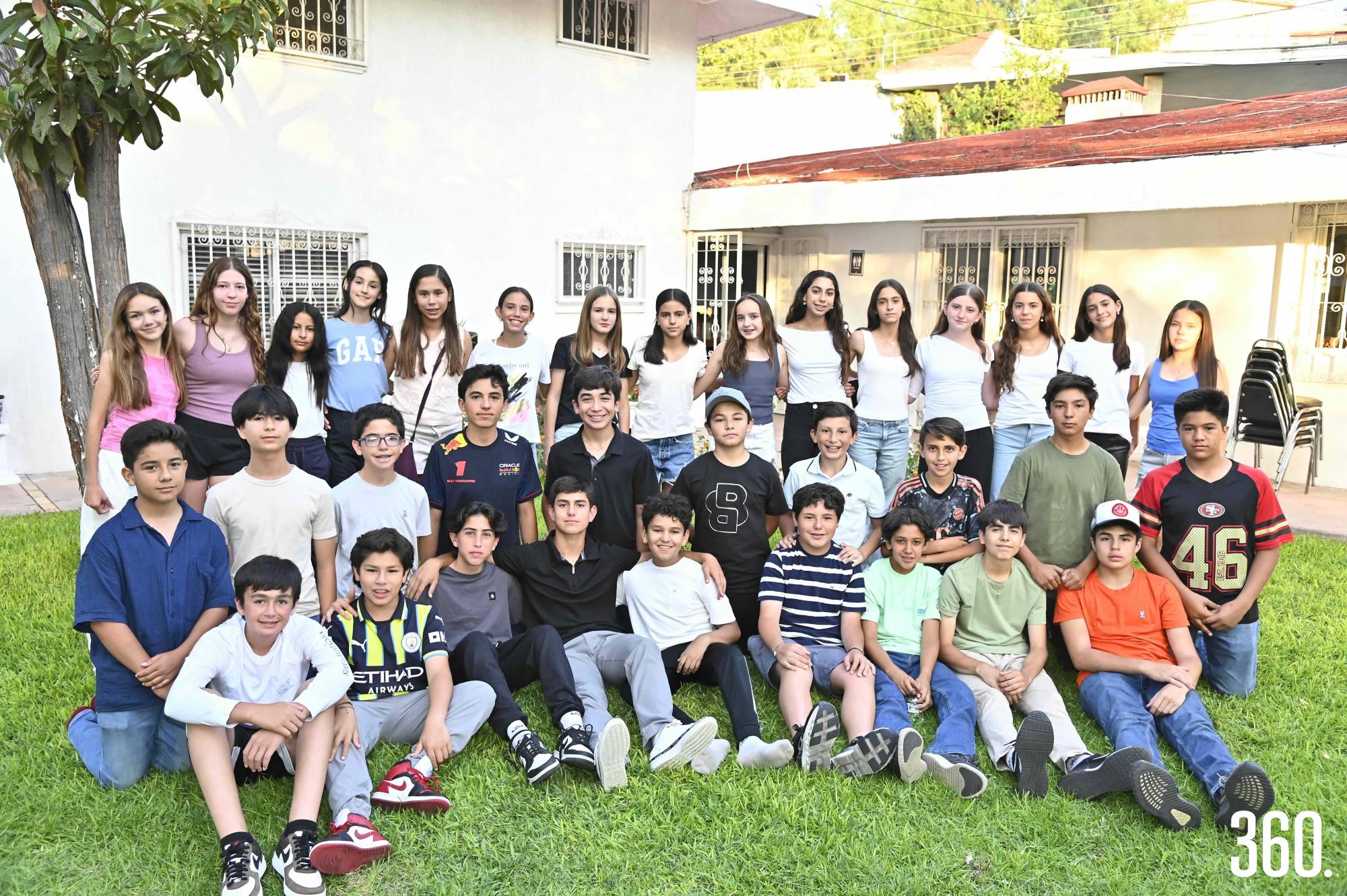 $!Mauricio acompañado por sus amigos y amigas.