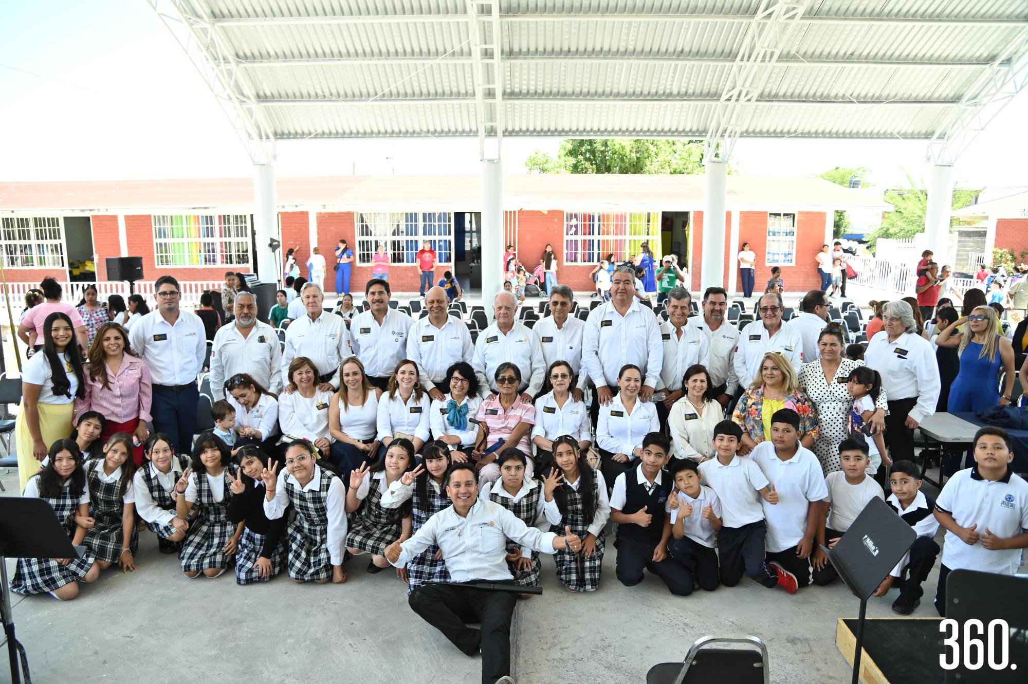 $!Integrantes del Club Rotario Saltillo de Valle Arizpe acompañados de alumnos e invitados especiales.