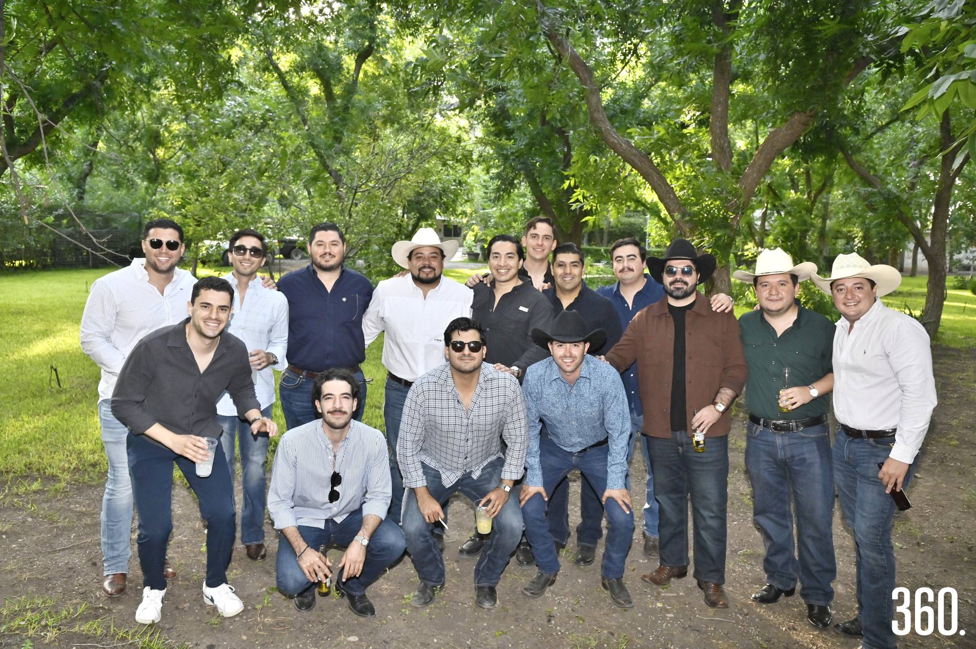 $!Juan José con sus amigos.