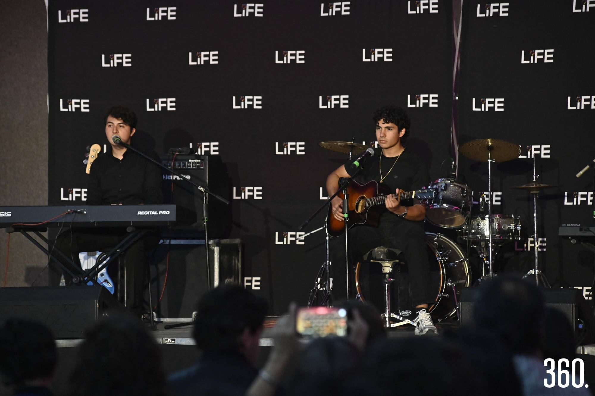 $!David Escudero y Marcelo Treviño interpretaron la canción Carta a ti.