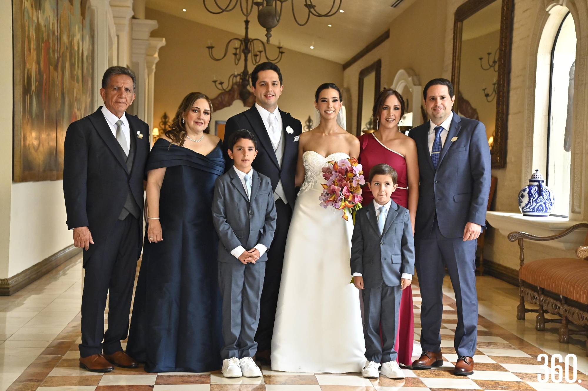 $!Ernesto y Marianne con la familia del novio.