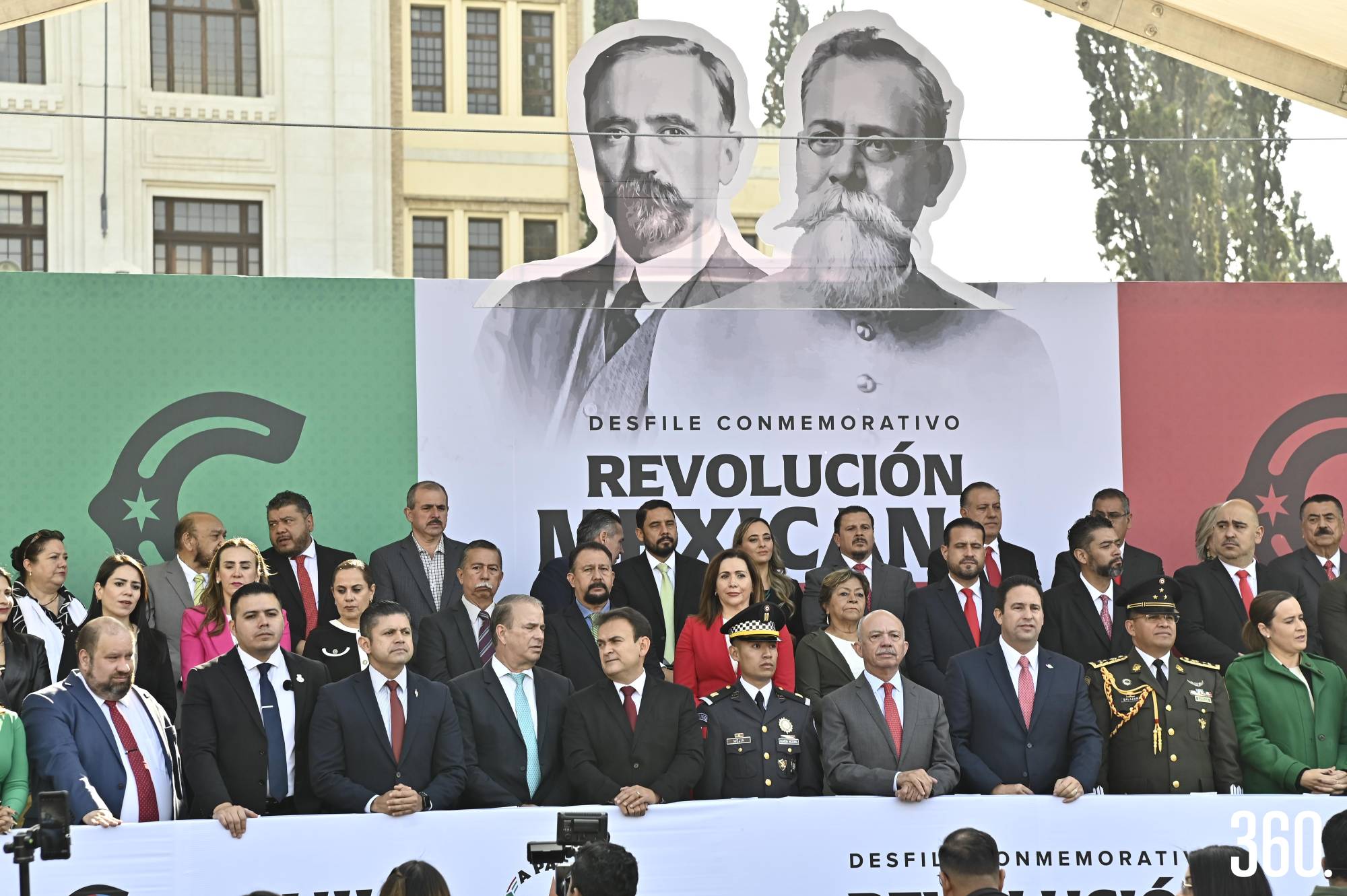 $!El evento contó con la presencia de autoridades municipales, estatales y educativas, quienes observaron el desarrollo del desfile desde el presídium.