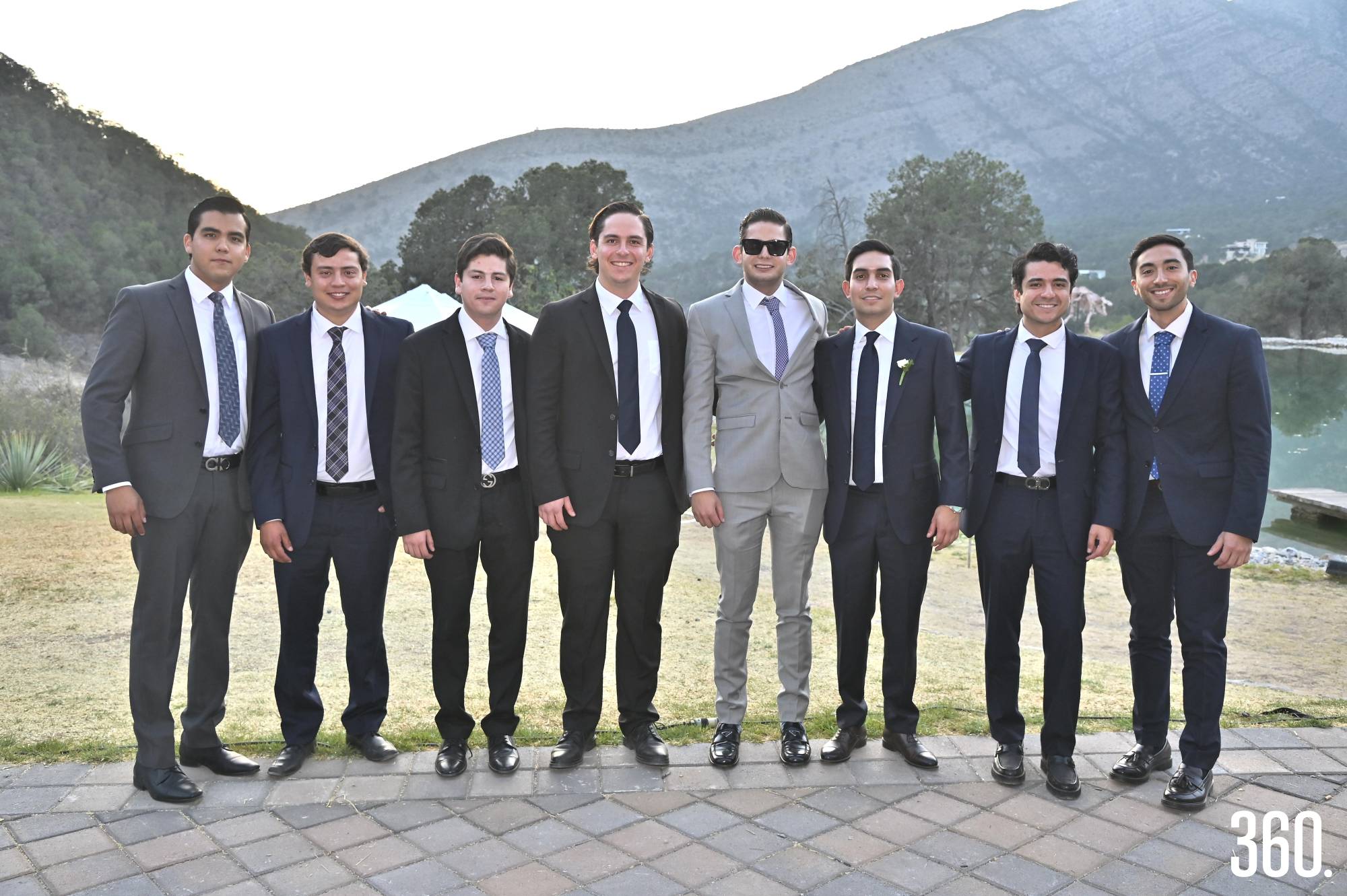 $!Héctor García, hermano del novio, acompañado de sus amigos.