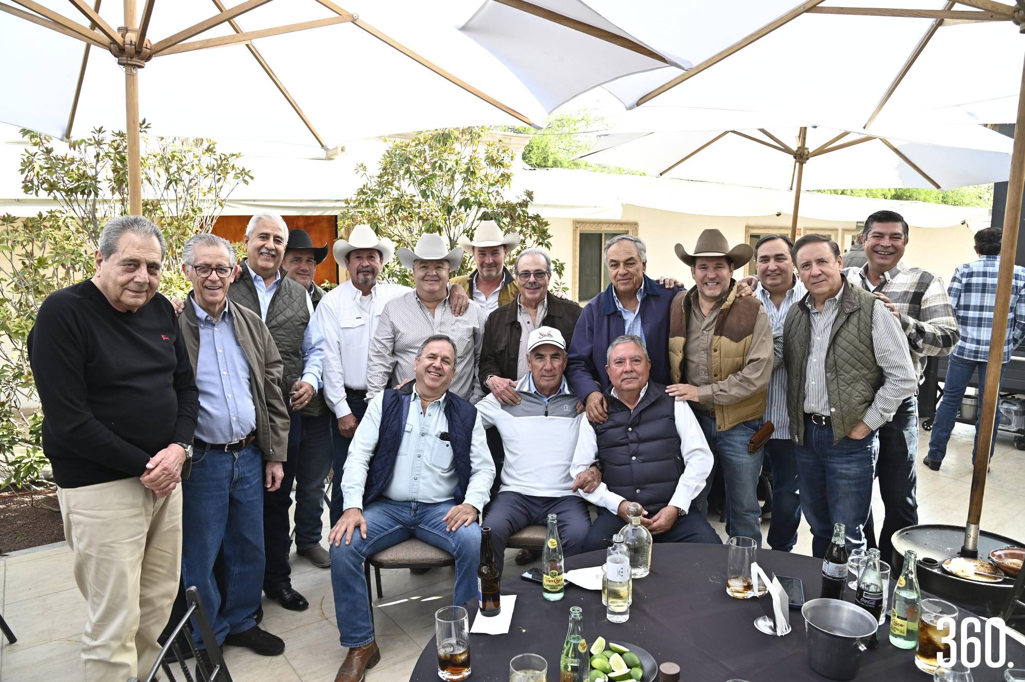 $!Jacobo Dávila con sus amigos.