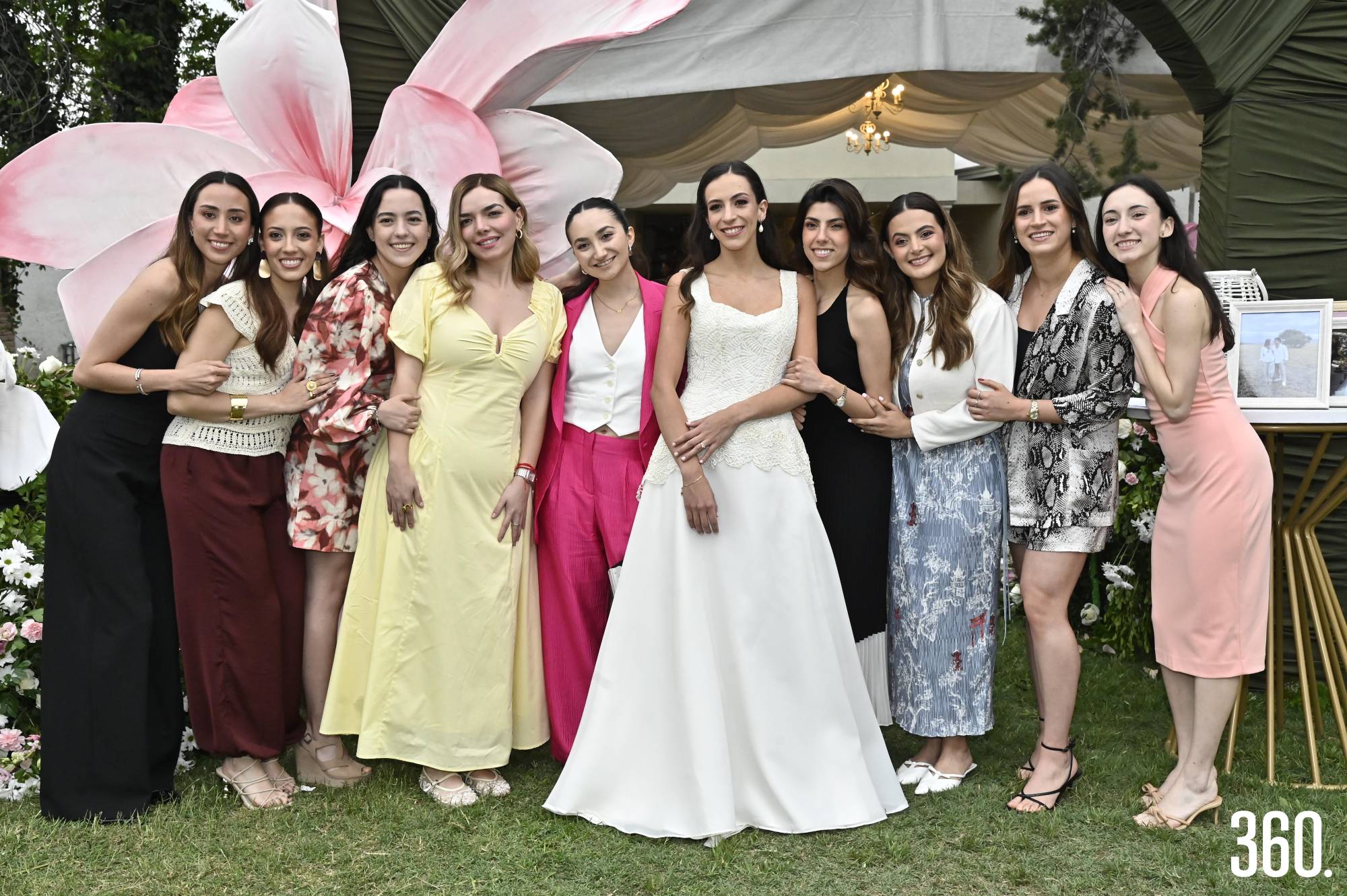 $!Paola acompañada por sus amigas.
