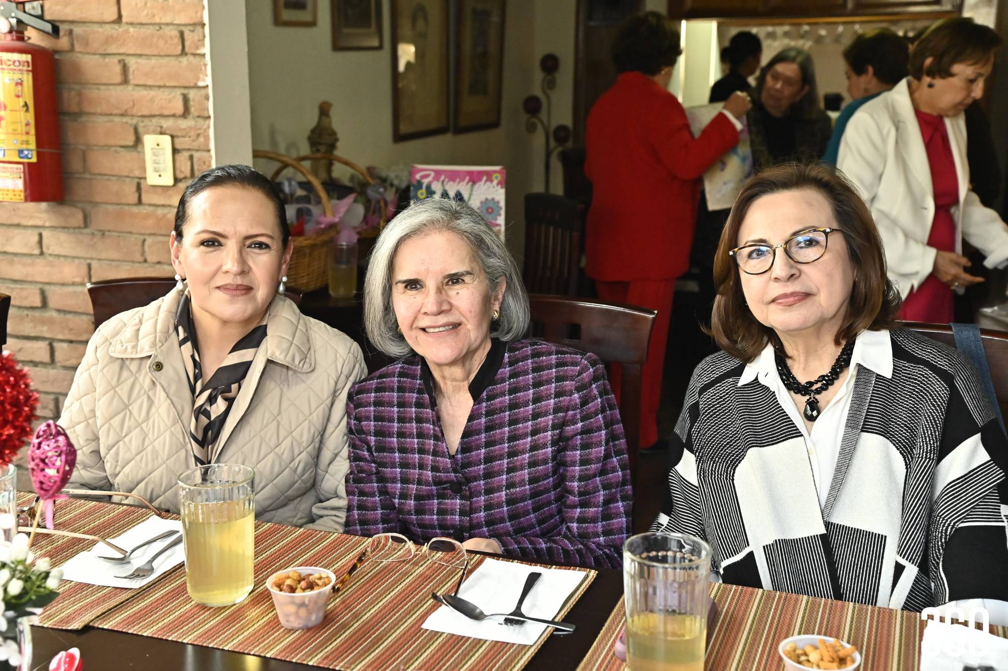 $!Amalia y Honora Rodríguez y Esperanza Guevara.