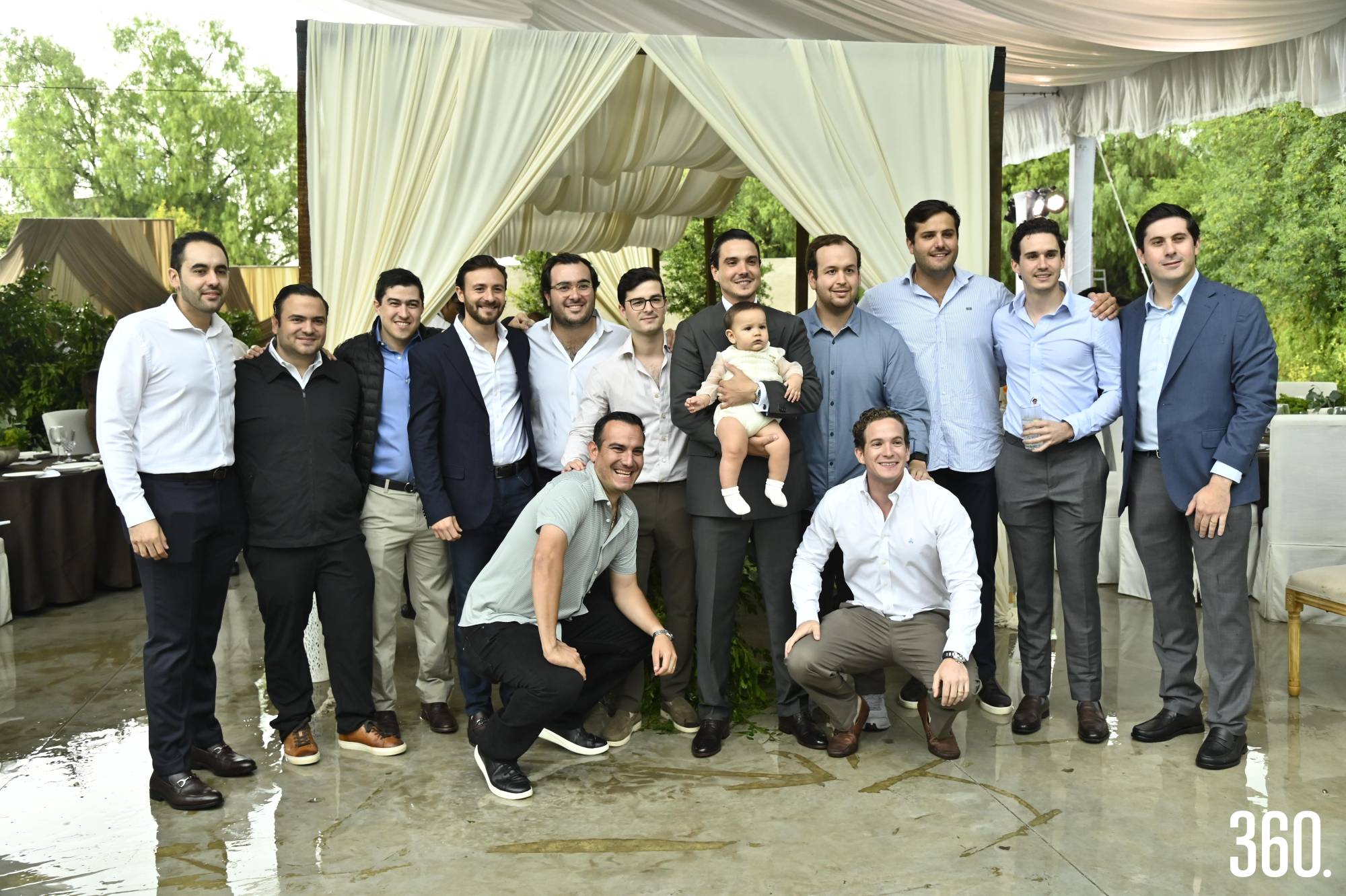 $!Guillermo Torres con su hijo y amigos.
