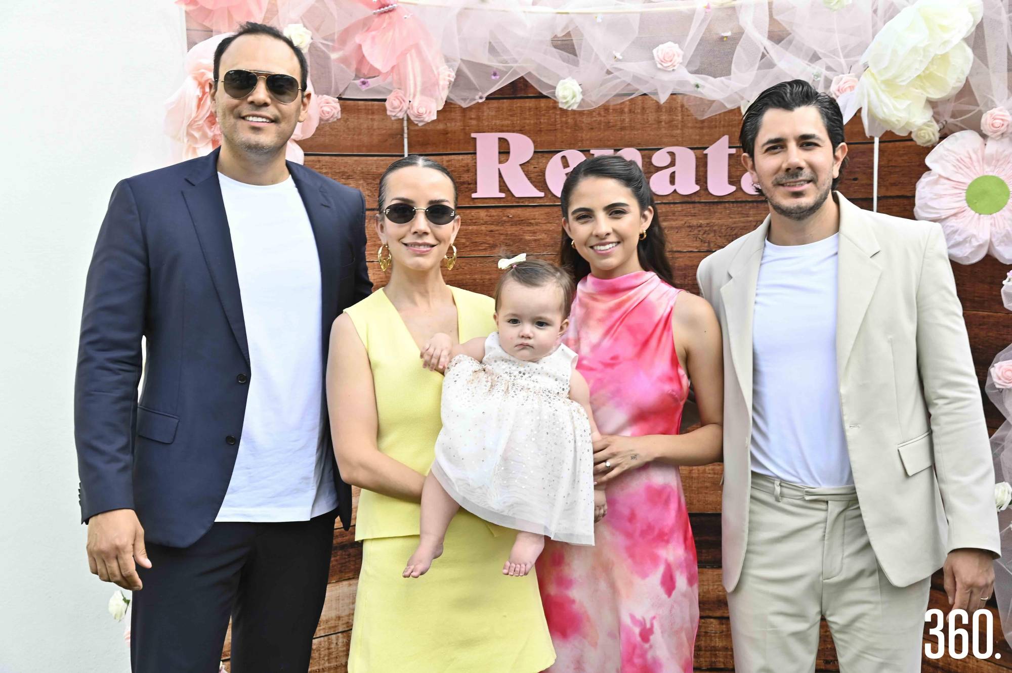 $!Renata con sus papás, Gilberto Martínez y Marifer Sánchez, y sus padrinos, Guillermo Morales y Miriam Fernández.