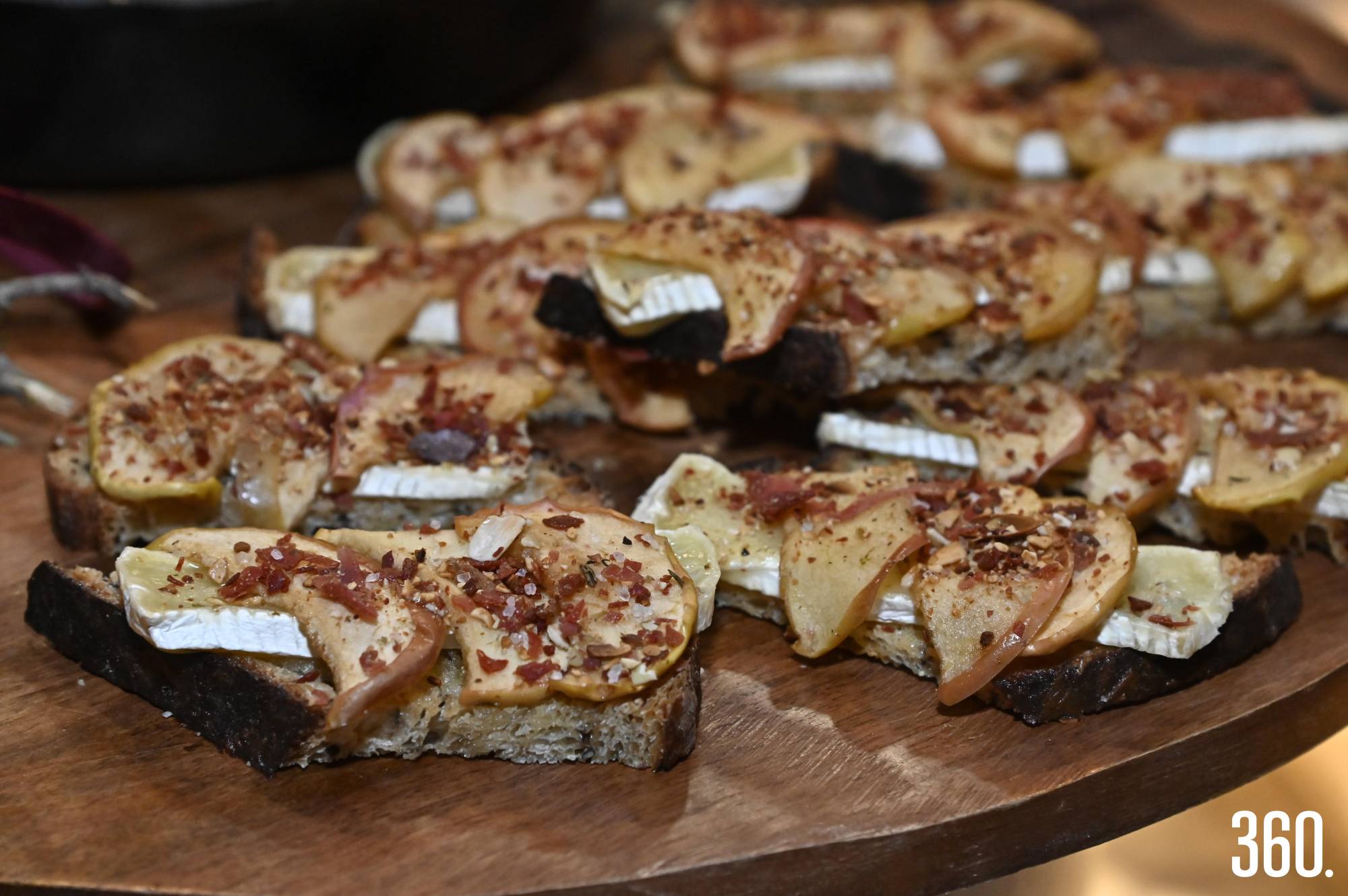 $!Crostini de manzana, brie y prosciutto.
