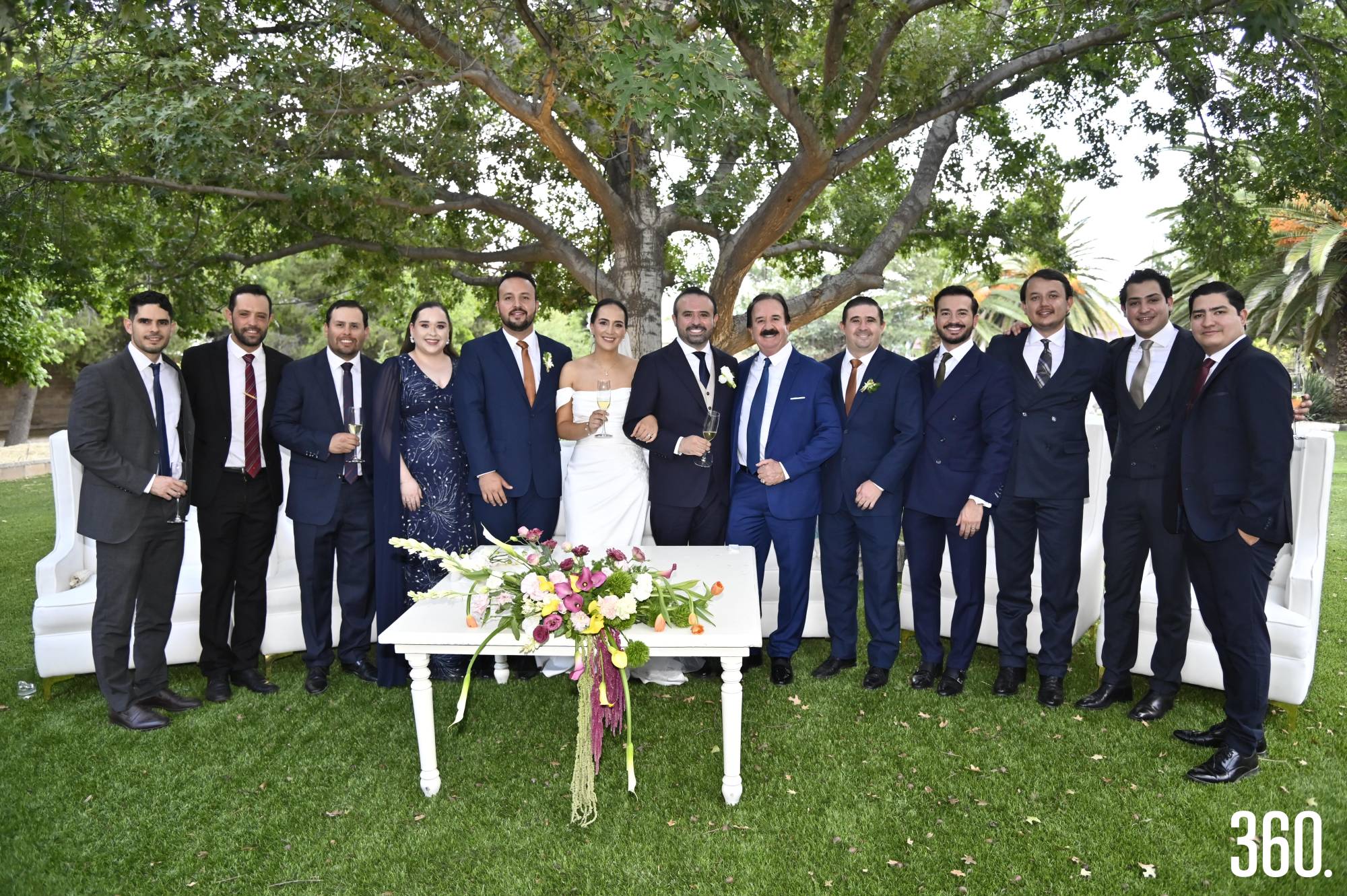 $!El nuevo matrimonio junto a sus testigos.