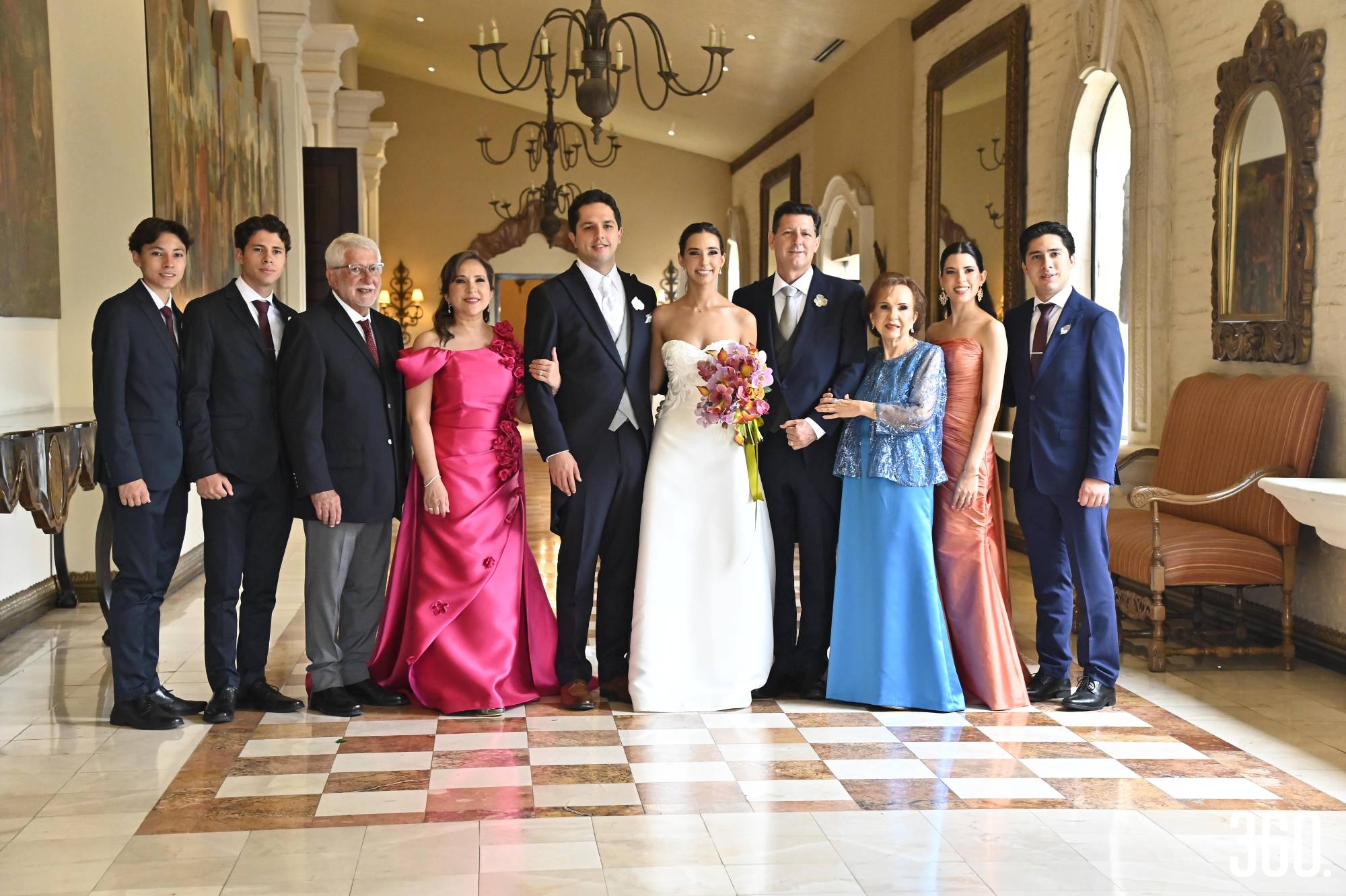 $!La pareja con la familia de la novia.