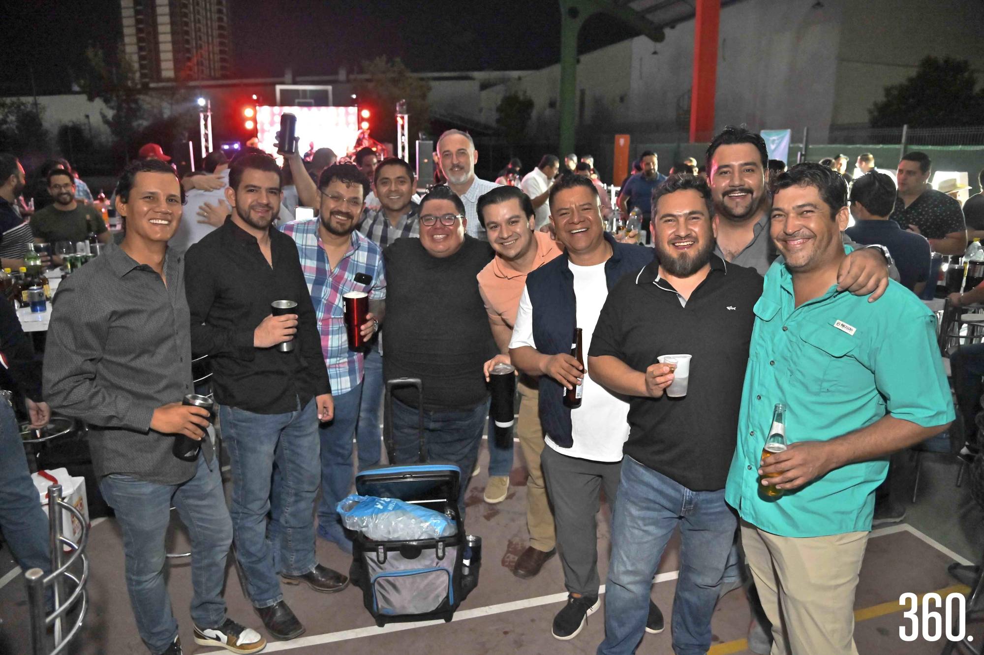 $!Papás disfrutando de su festejo organizado por el Harmony School.