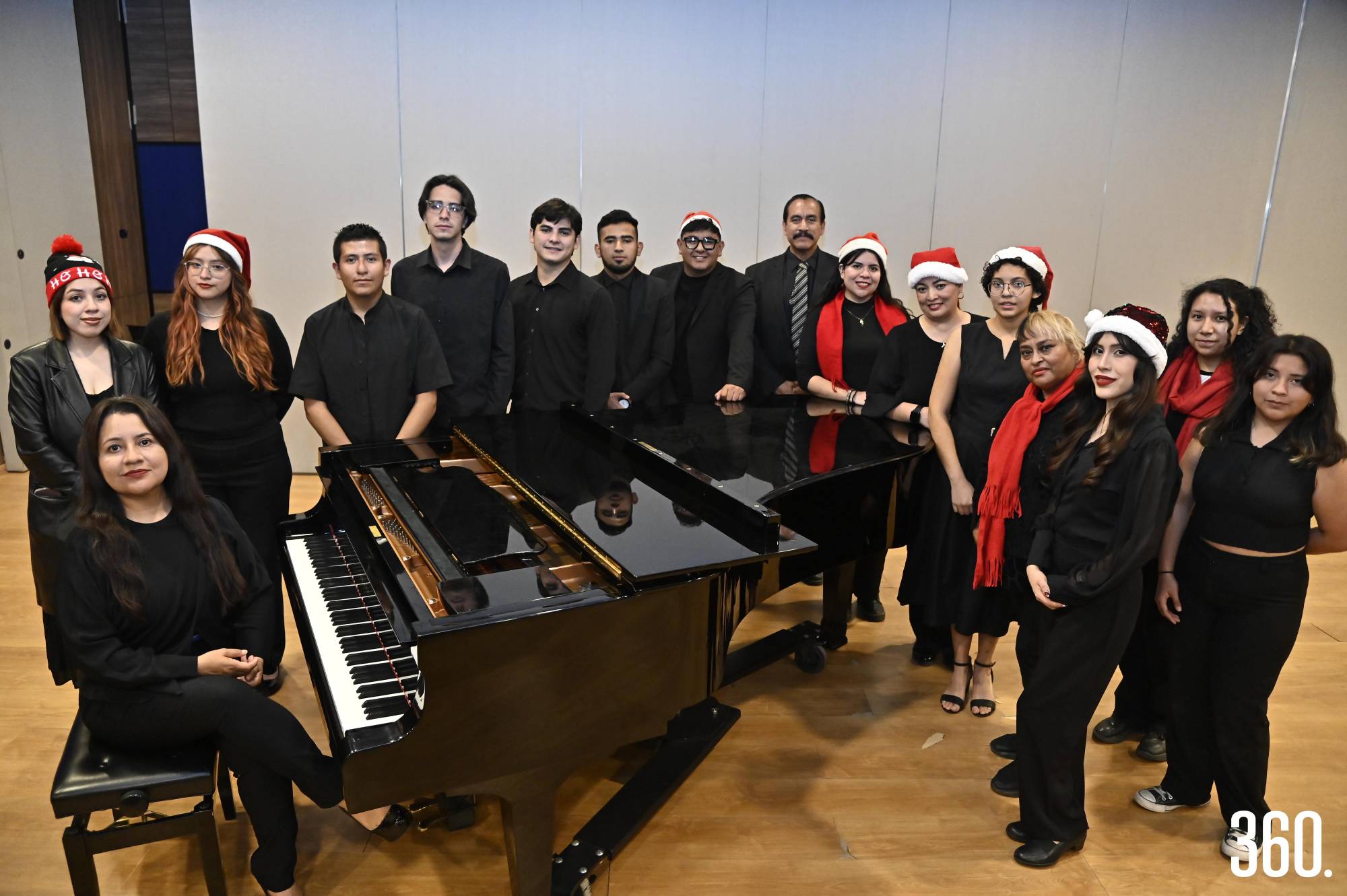 $!Jóvenes universitarios que llevan música, esperanza y compañía a asilos e instituciones sociales.