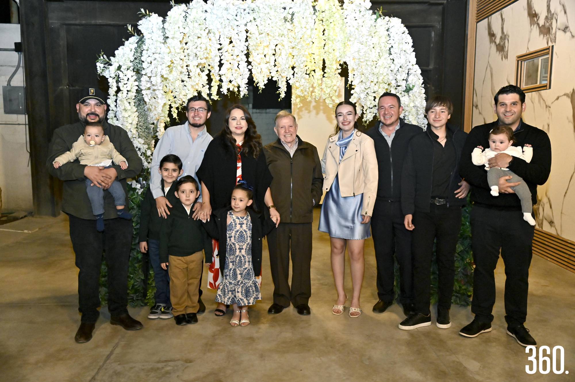 $!Héctor con sus bisnietos.