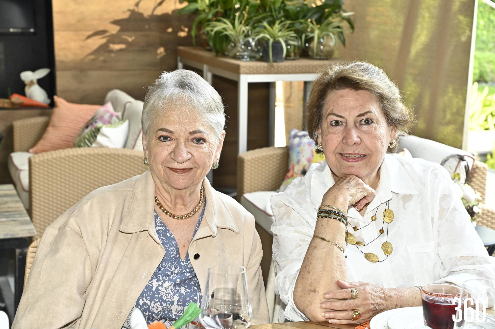 $!María del Rosario Domínguez y Conchita de Valle.