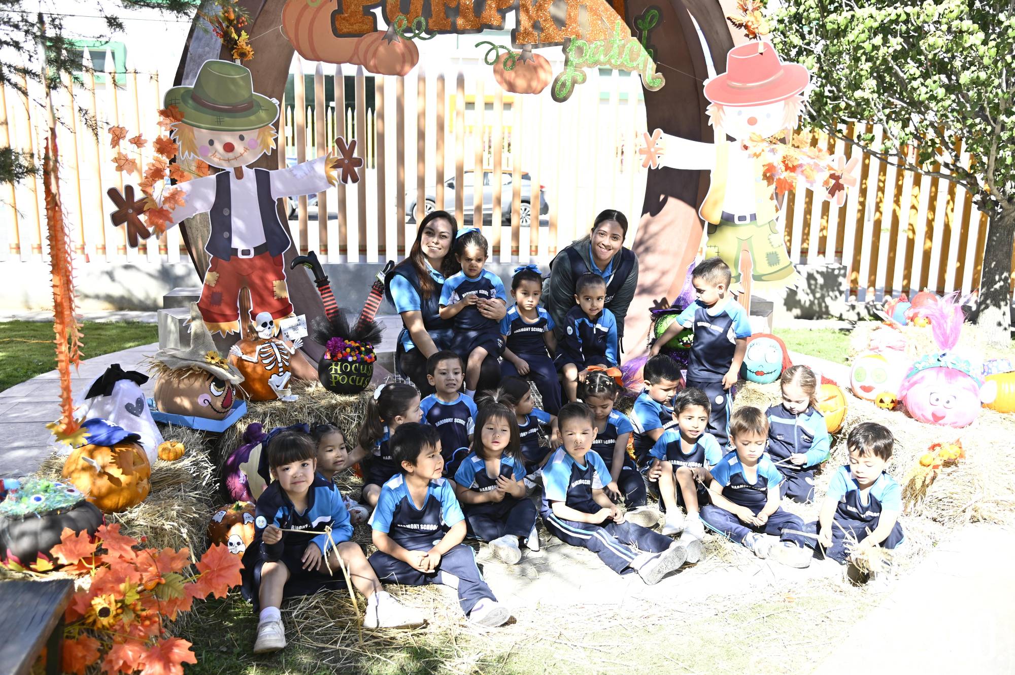 $!Miss Ale Saldaña y Miss Vale Ramos con su grupo de Kinder 1 B.