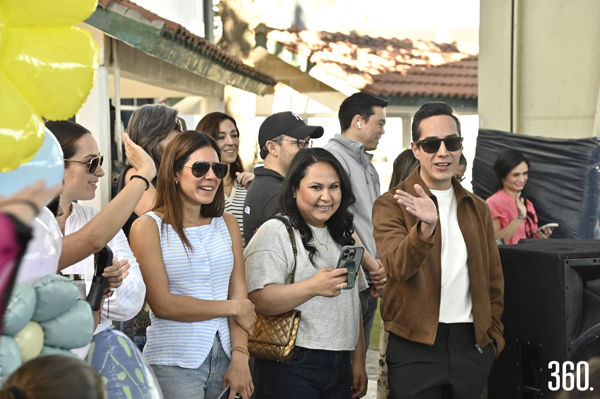 $!Mamás siguen con orgullo y emoción cada paso del desfile.