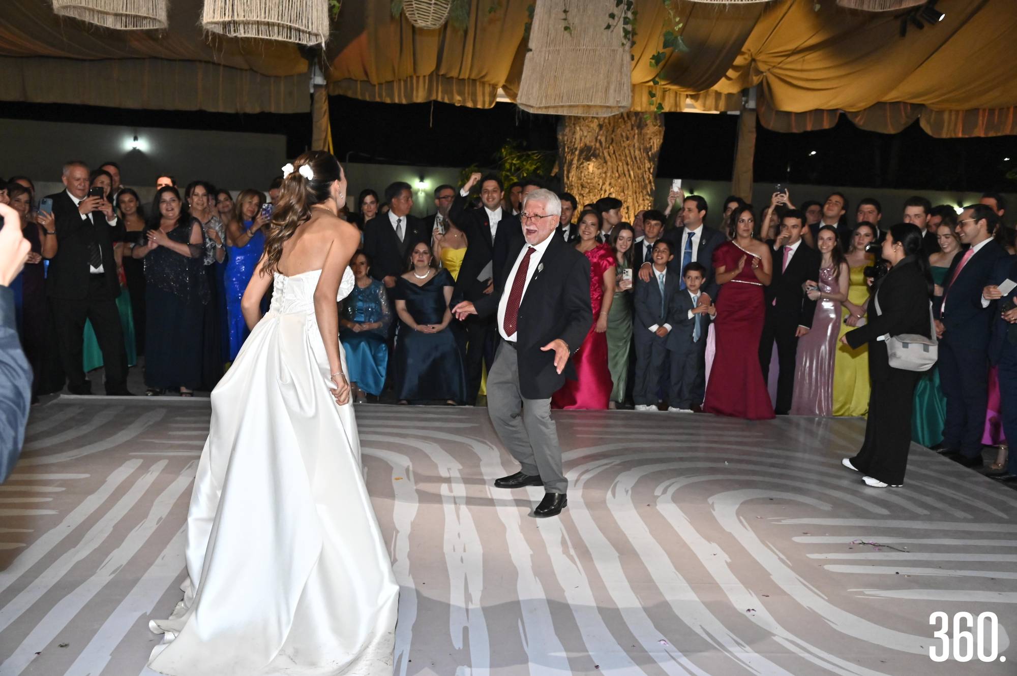 $!La novia bailó con sus familiares.
