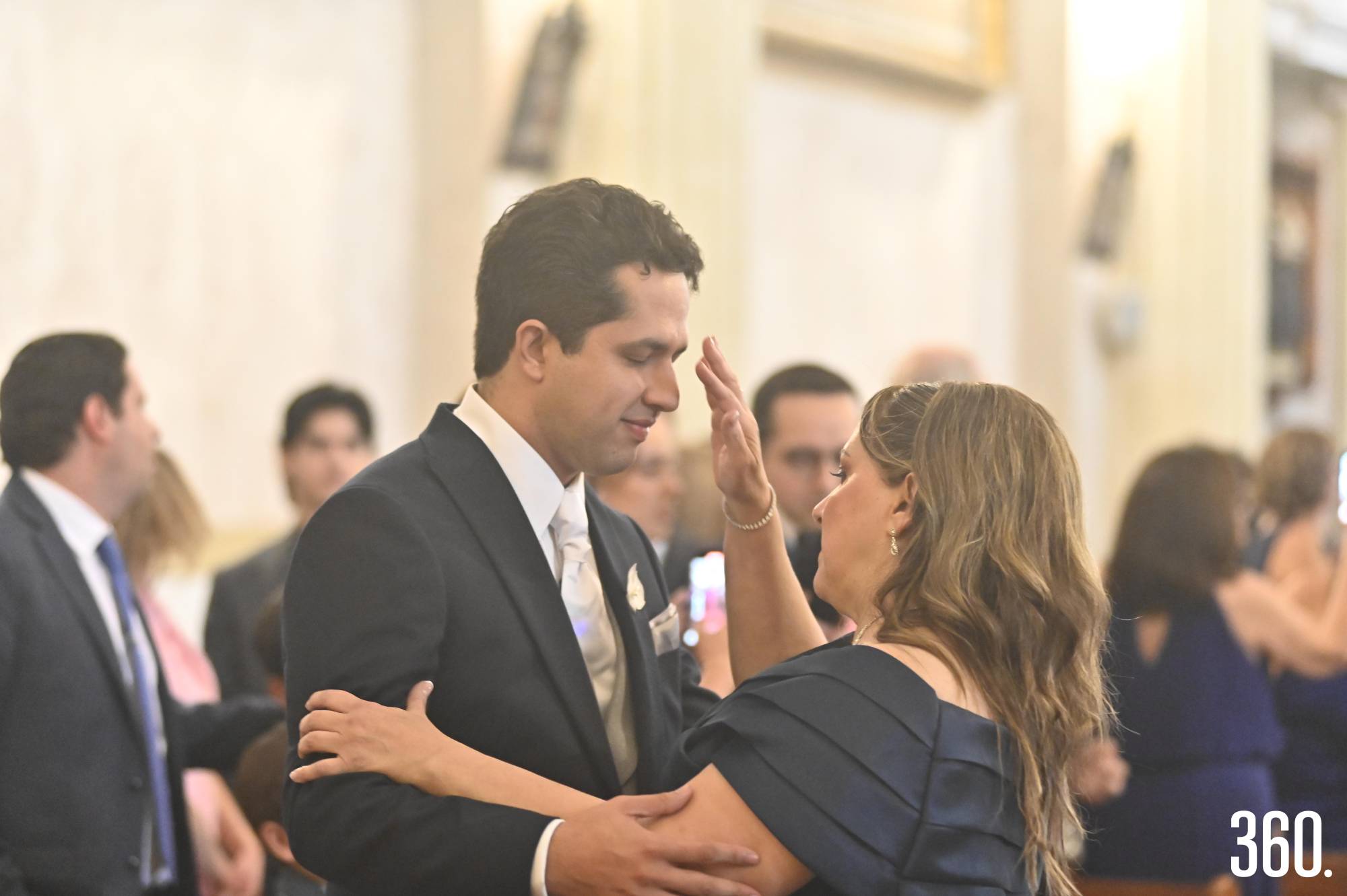 $!Julieta Torres le dio la bendición a su hijo.