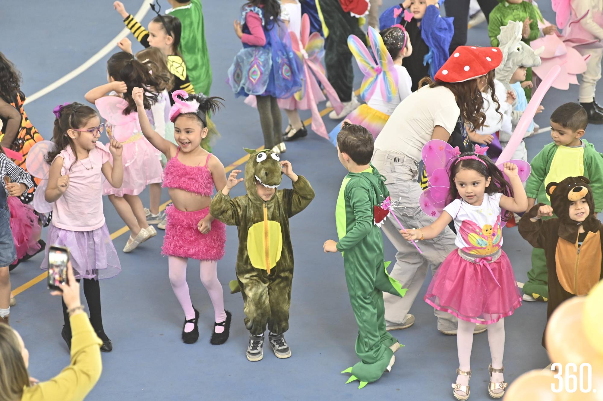 $!Un divertido cocodrilo y un tierno osito compartieron escena con algunas niñas, creando una estampa llena de alegría.