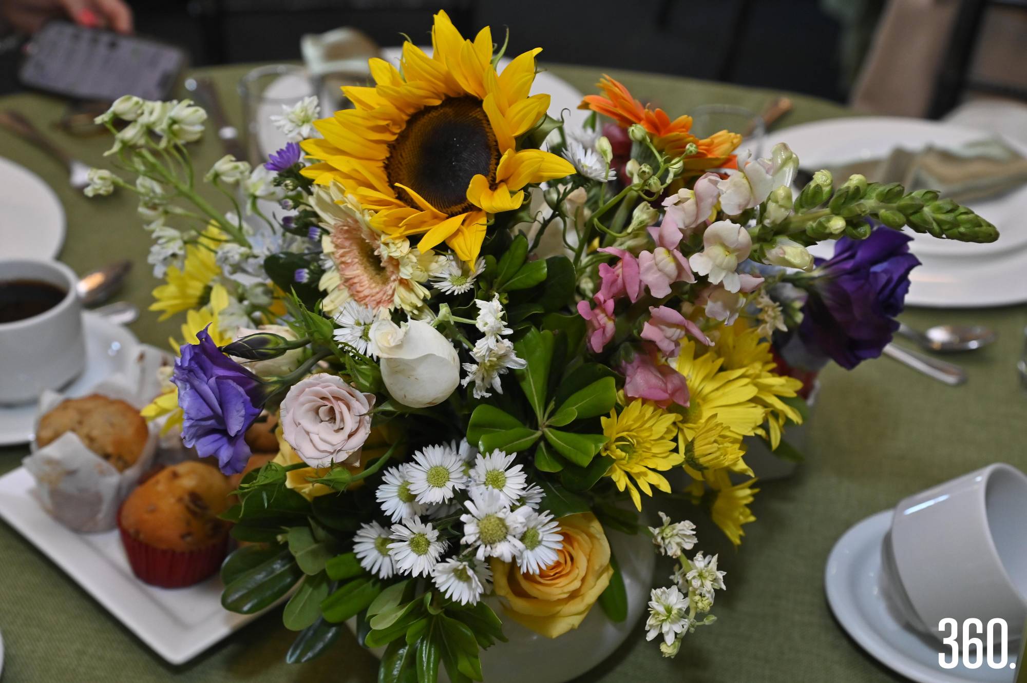 $!Decoraron las mesas con arreglos florales.